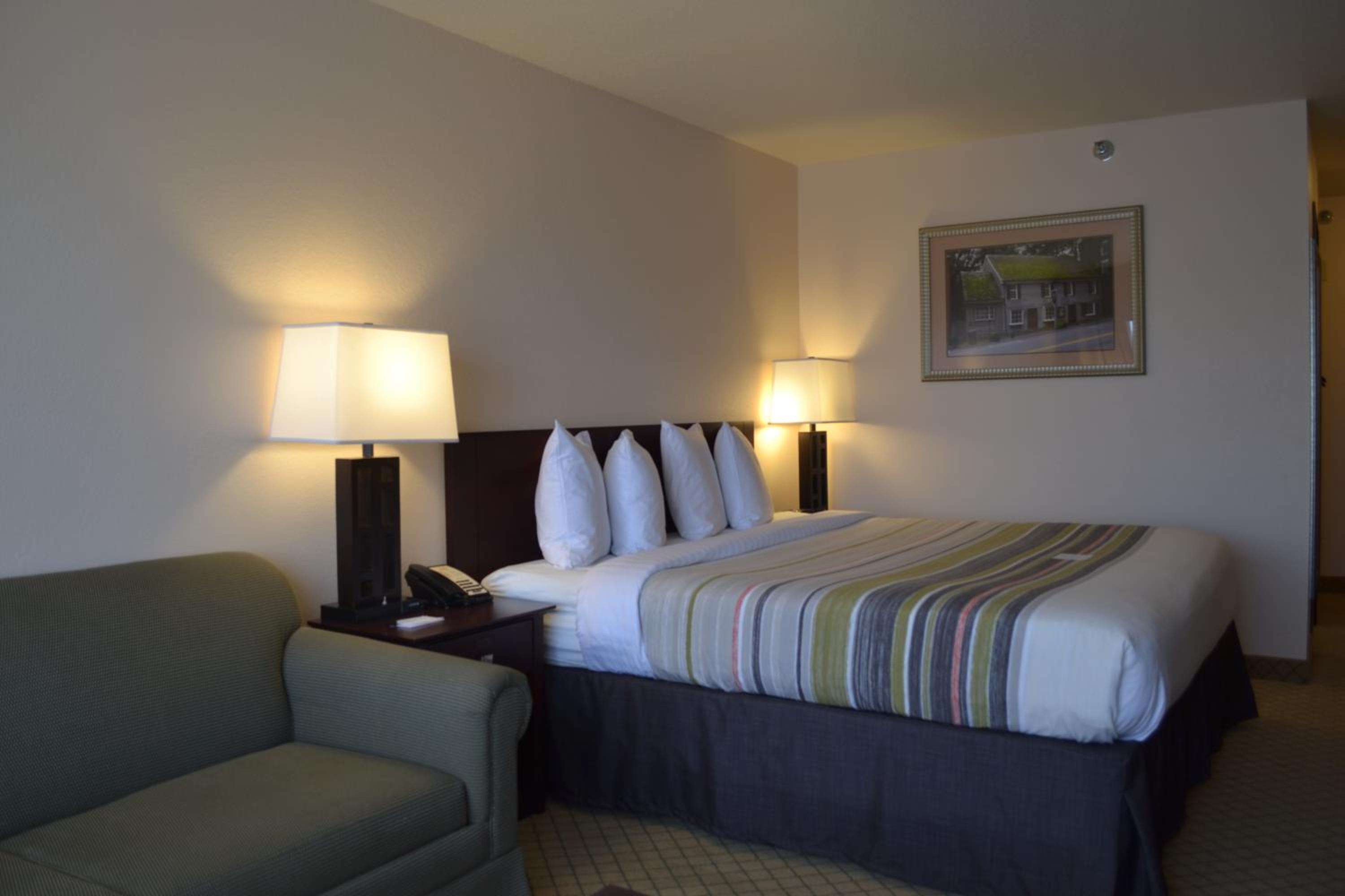 King Room with Sofa Bed - Non-Smoking - Photo 2