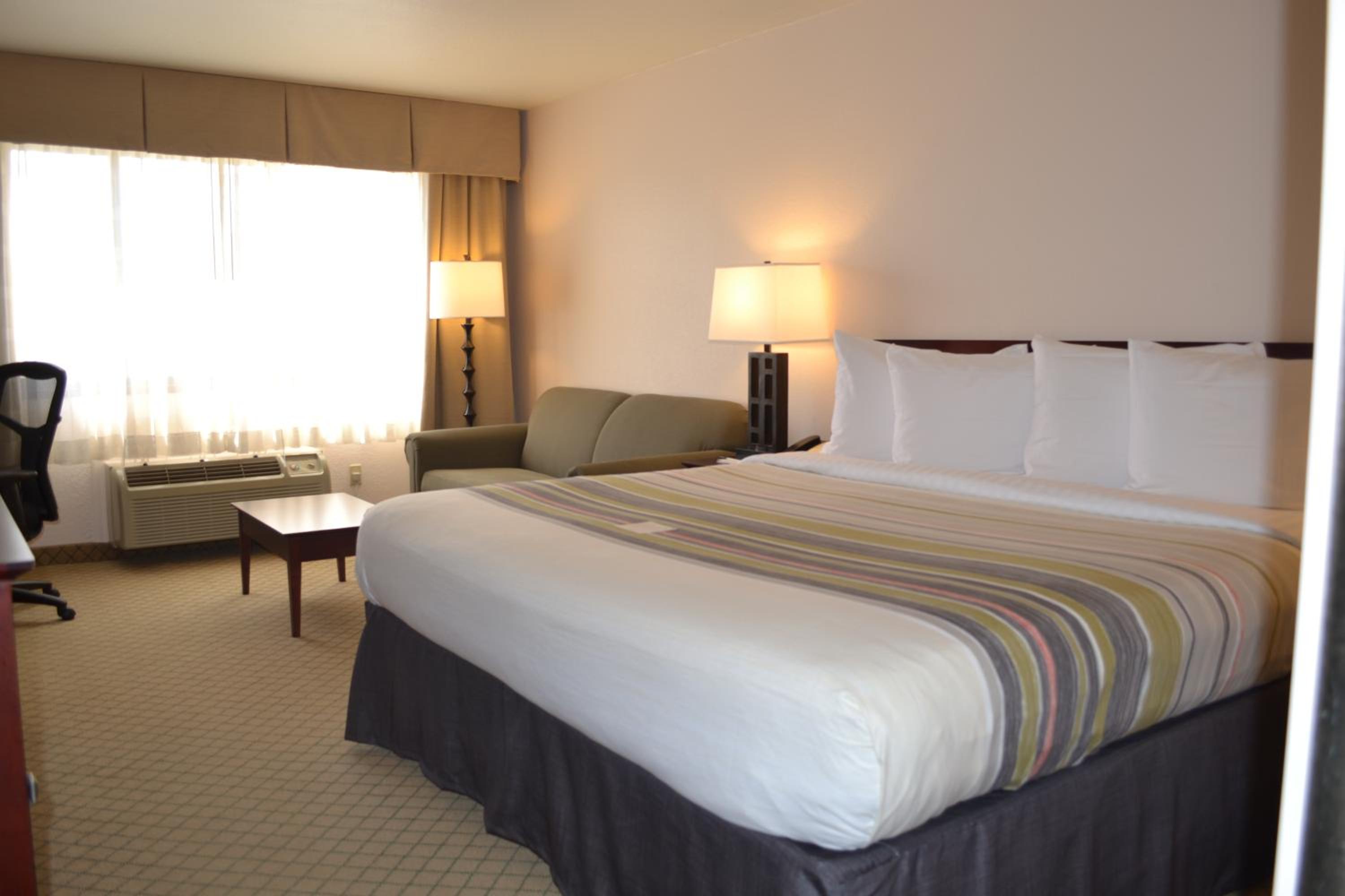 King Room with Sofa Bed - Non-Smoking - Photo 4