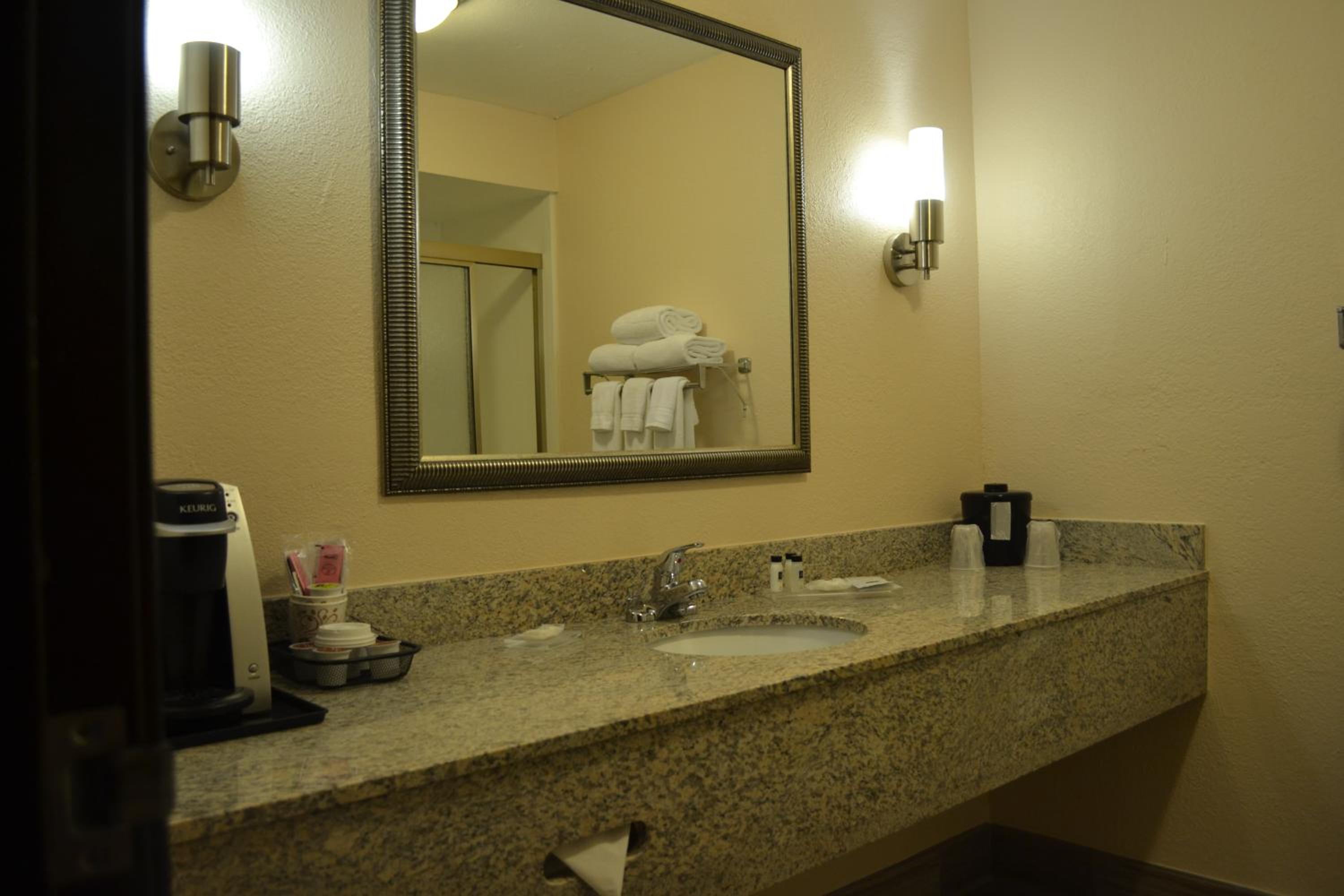 King Room - Non-Smoking - Walkin Shower - Photo 4