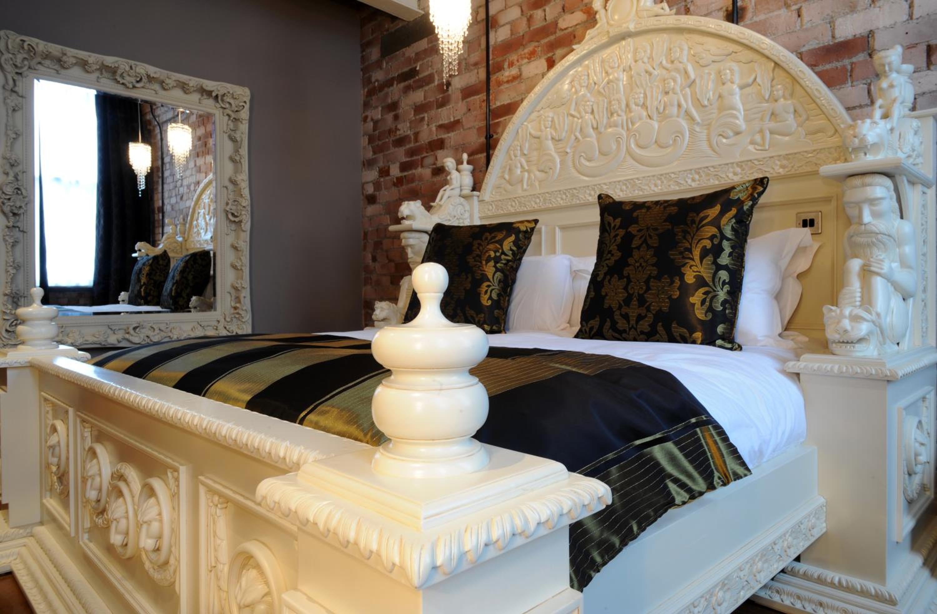 Standard King Room - Photo 12