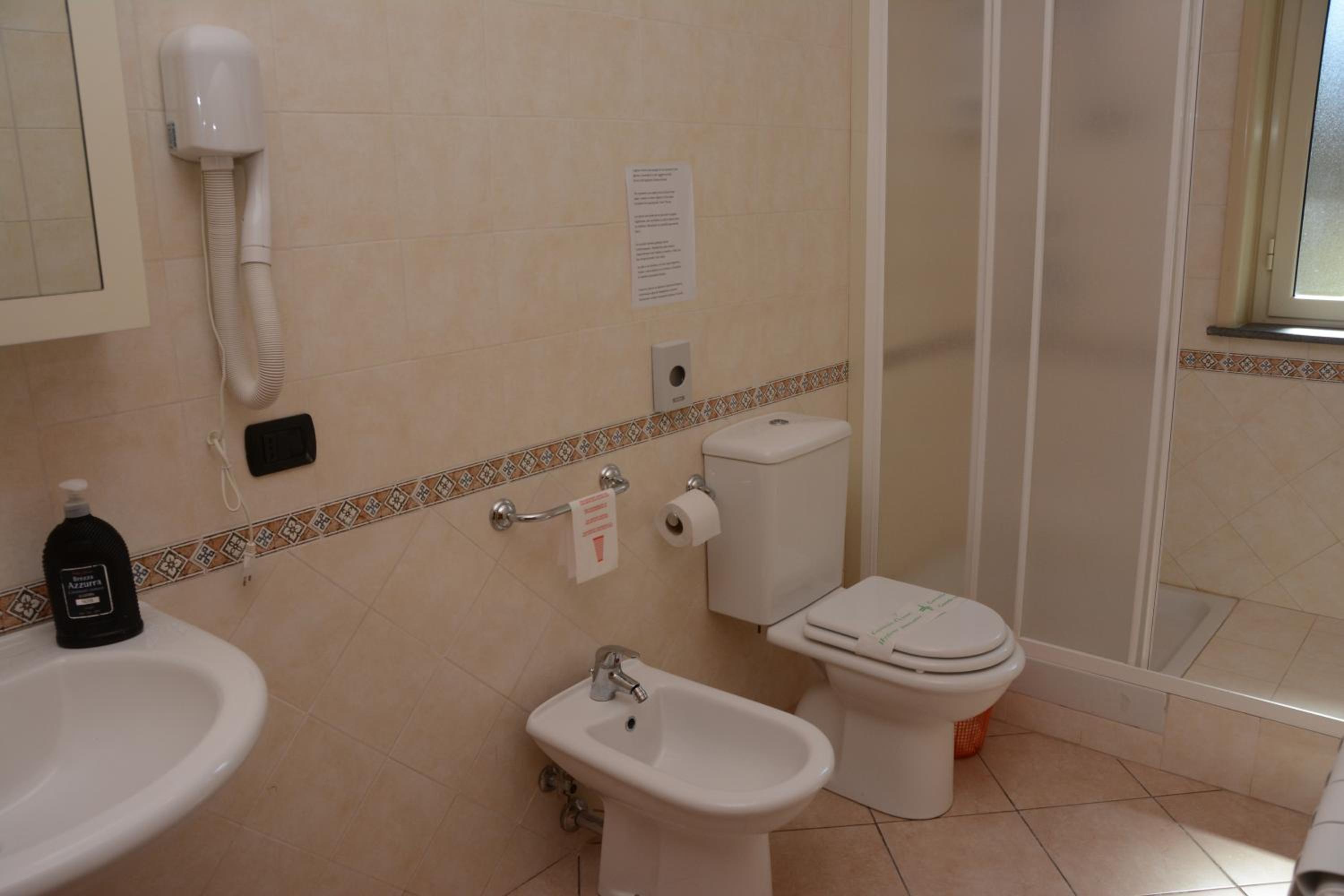 Quadruple Room - Disability Access photo 3