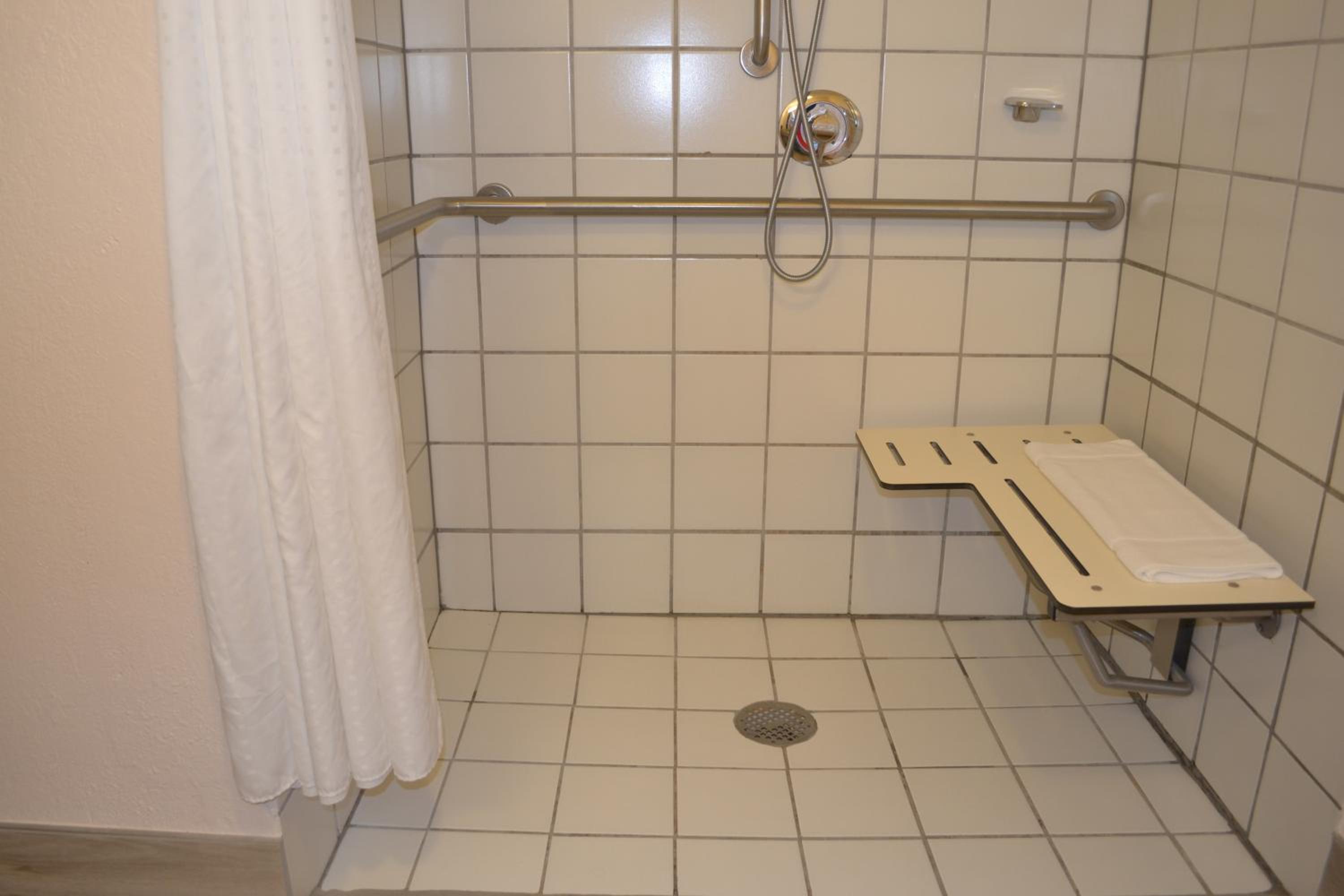 King Room - Disability Access Roll in Shower /Non-Smoking - Photo 2