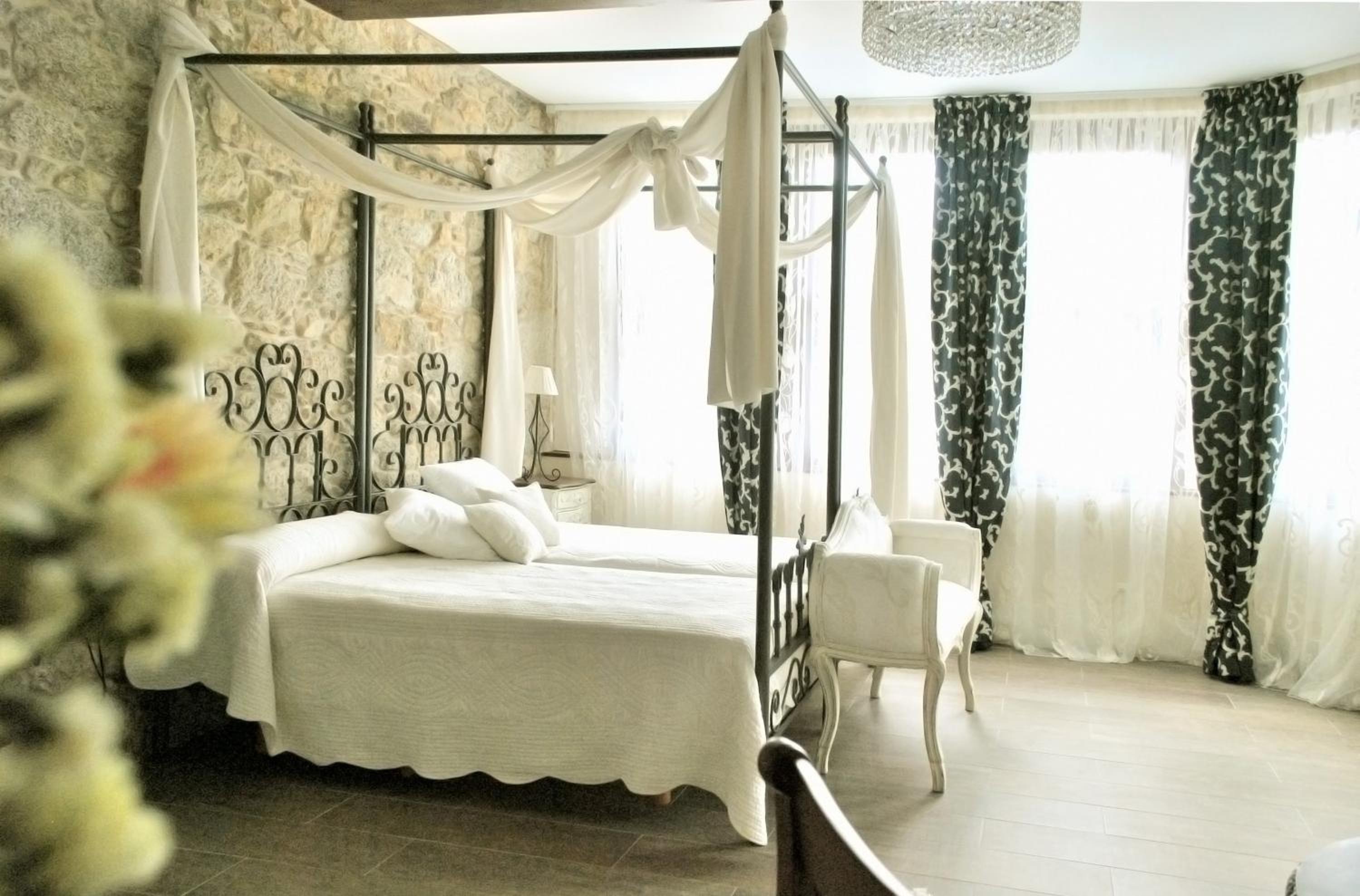 Suite - Photo 1