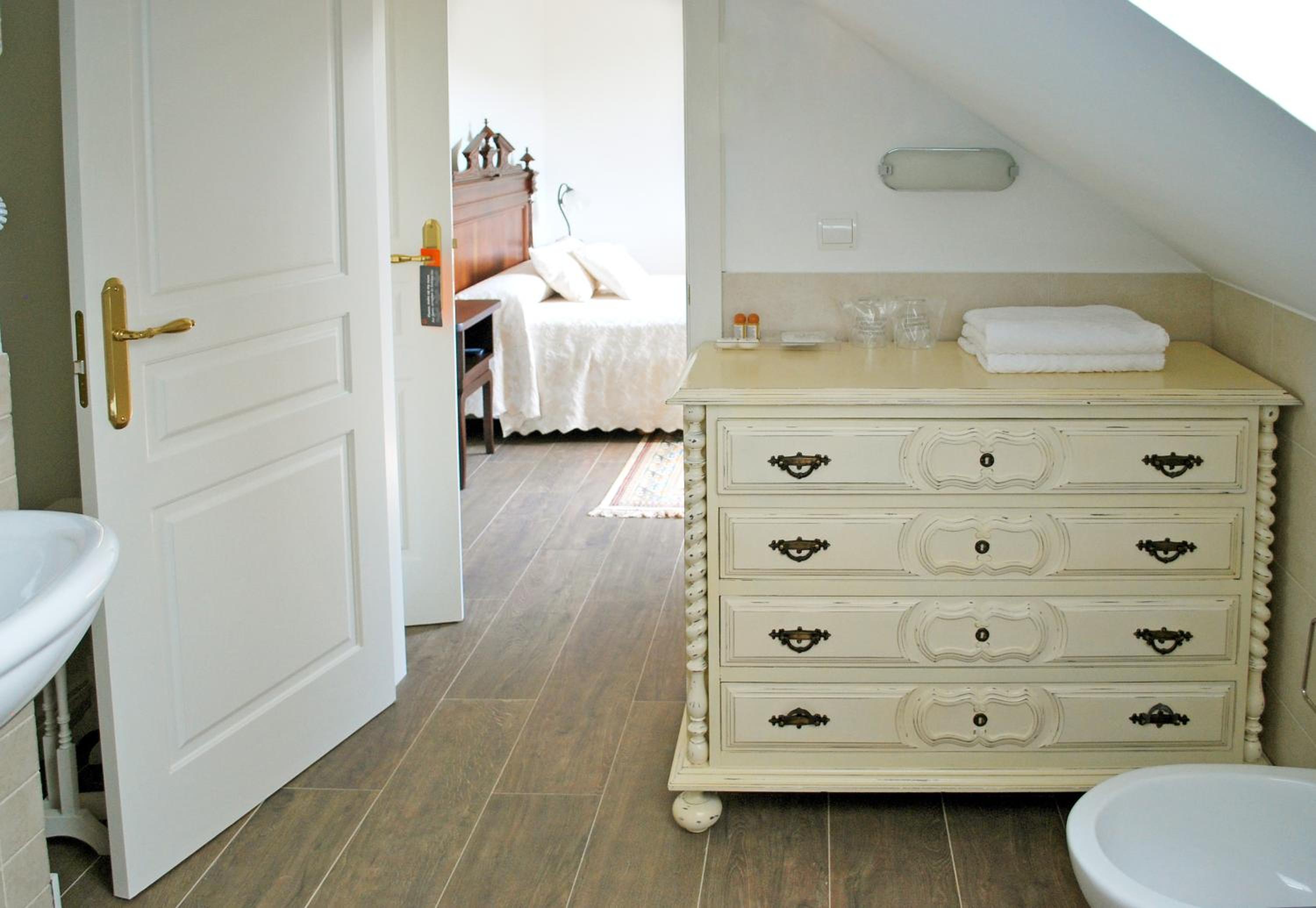 Standard Double or Twin Room - Photo 11
