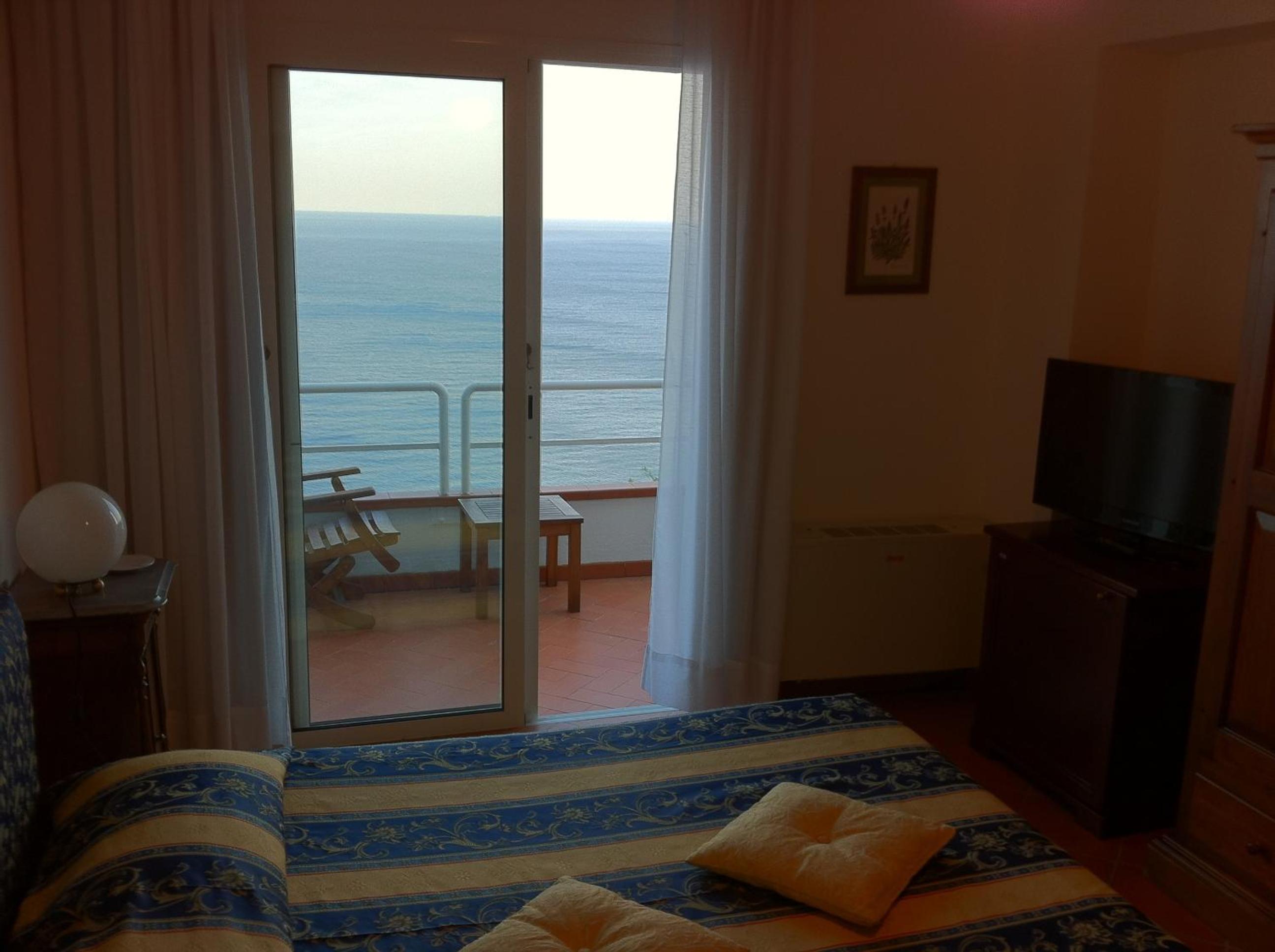 Deluxe Double Room with Sea View - Photo 3