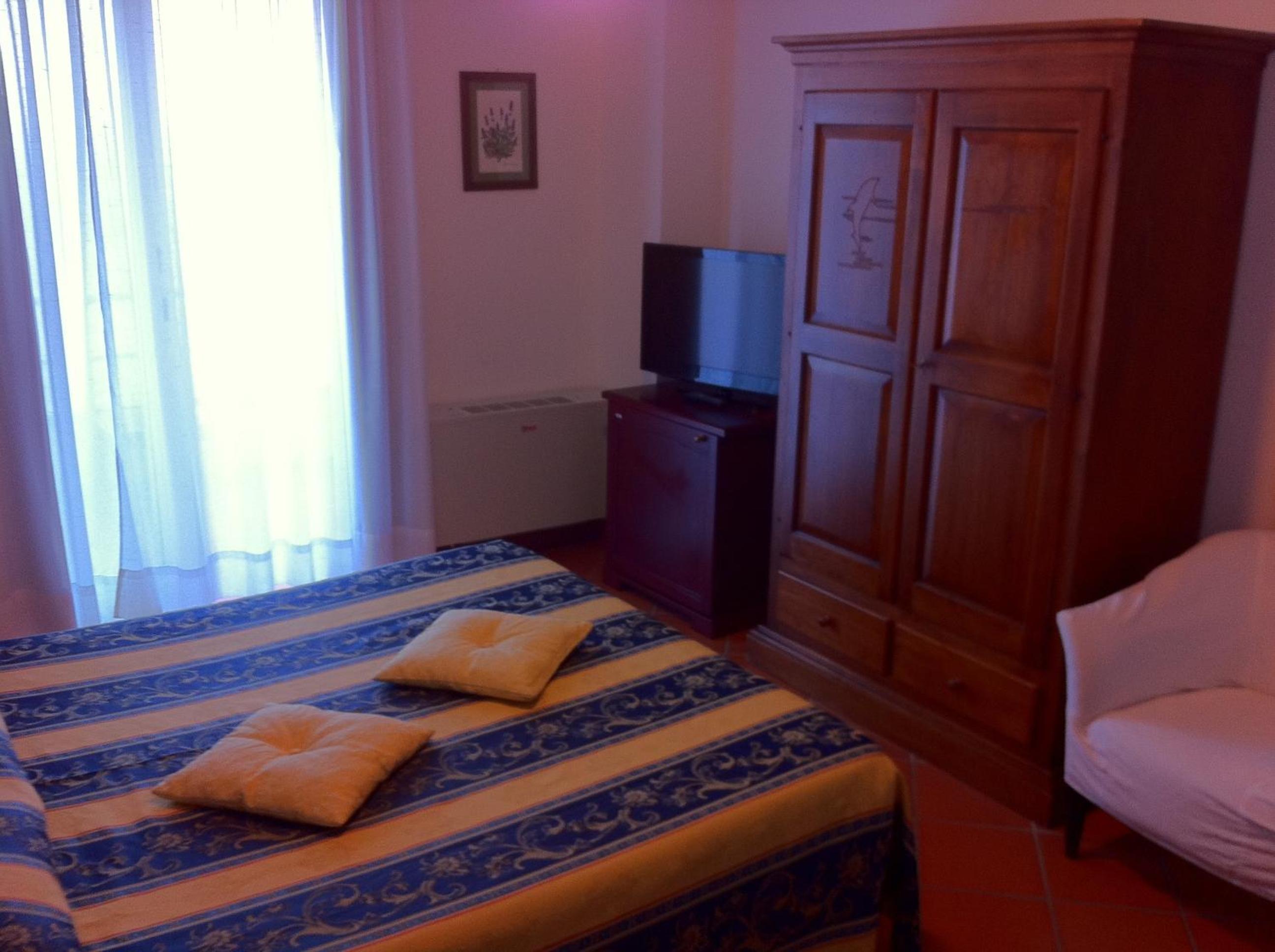 Deluxe Double Room with Sea View - Photo 8
