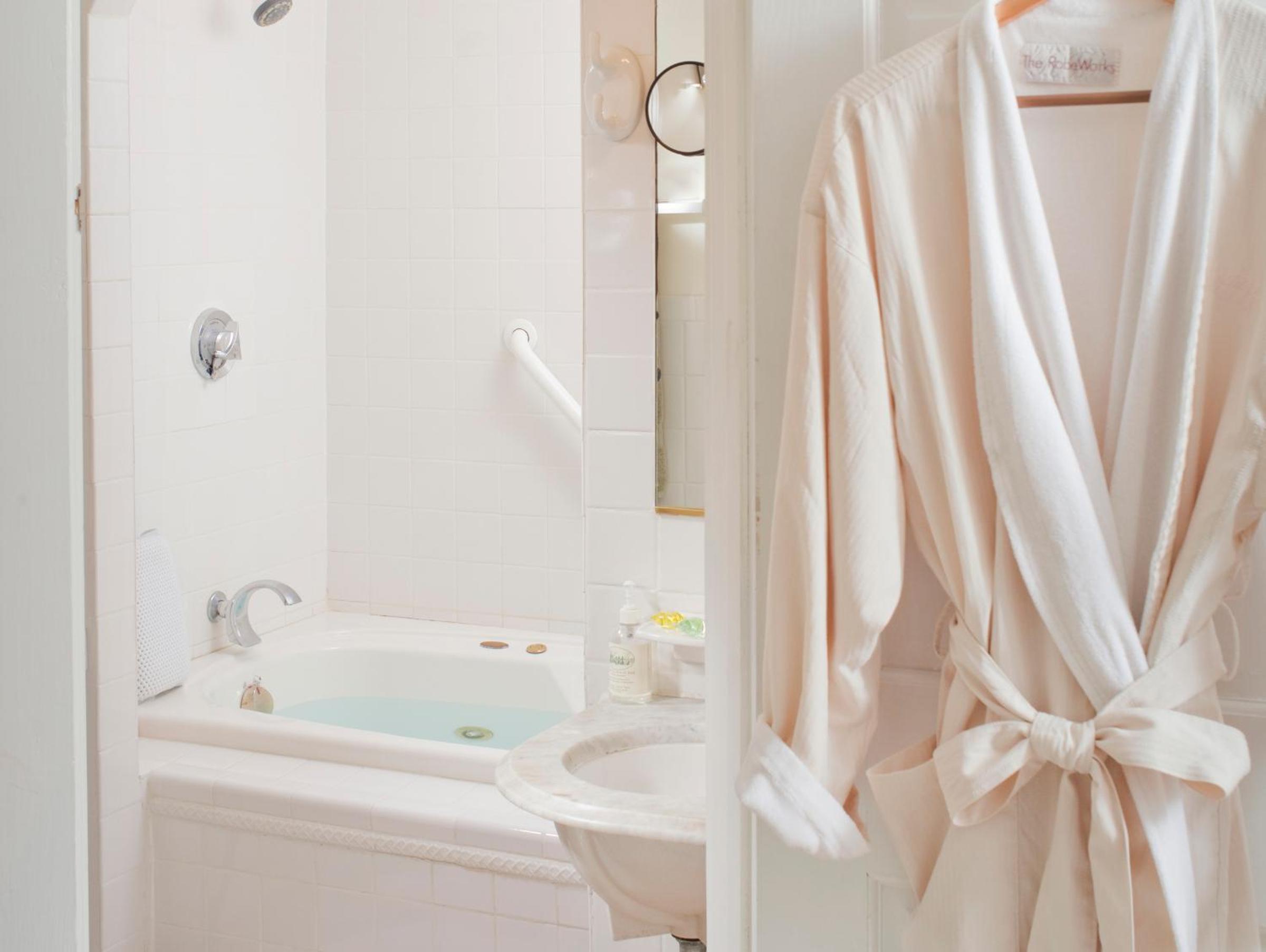 Deluxe Suite with Spa Bath photo 2