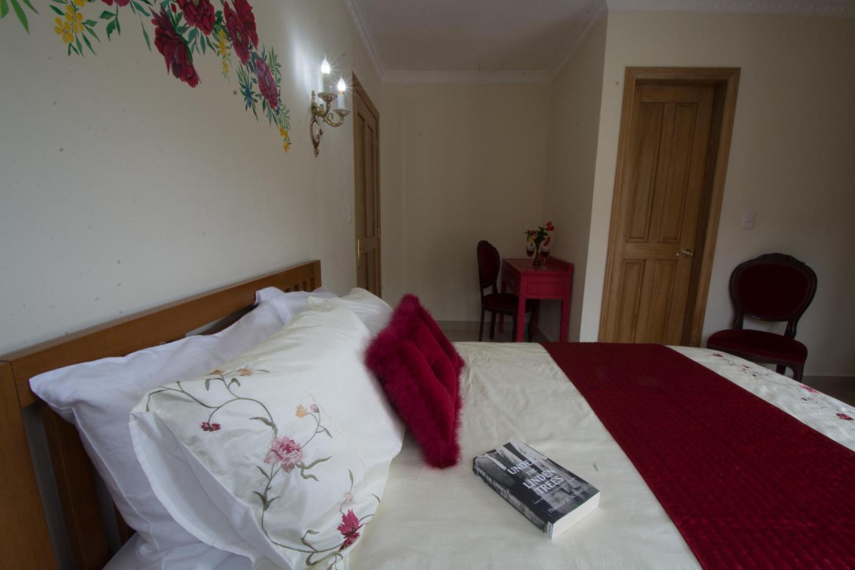 Deluxe Double Room with Side Sea View