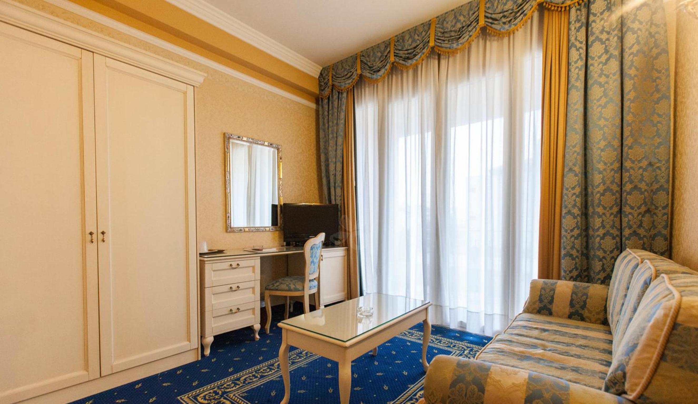 Suite - Photo 3