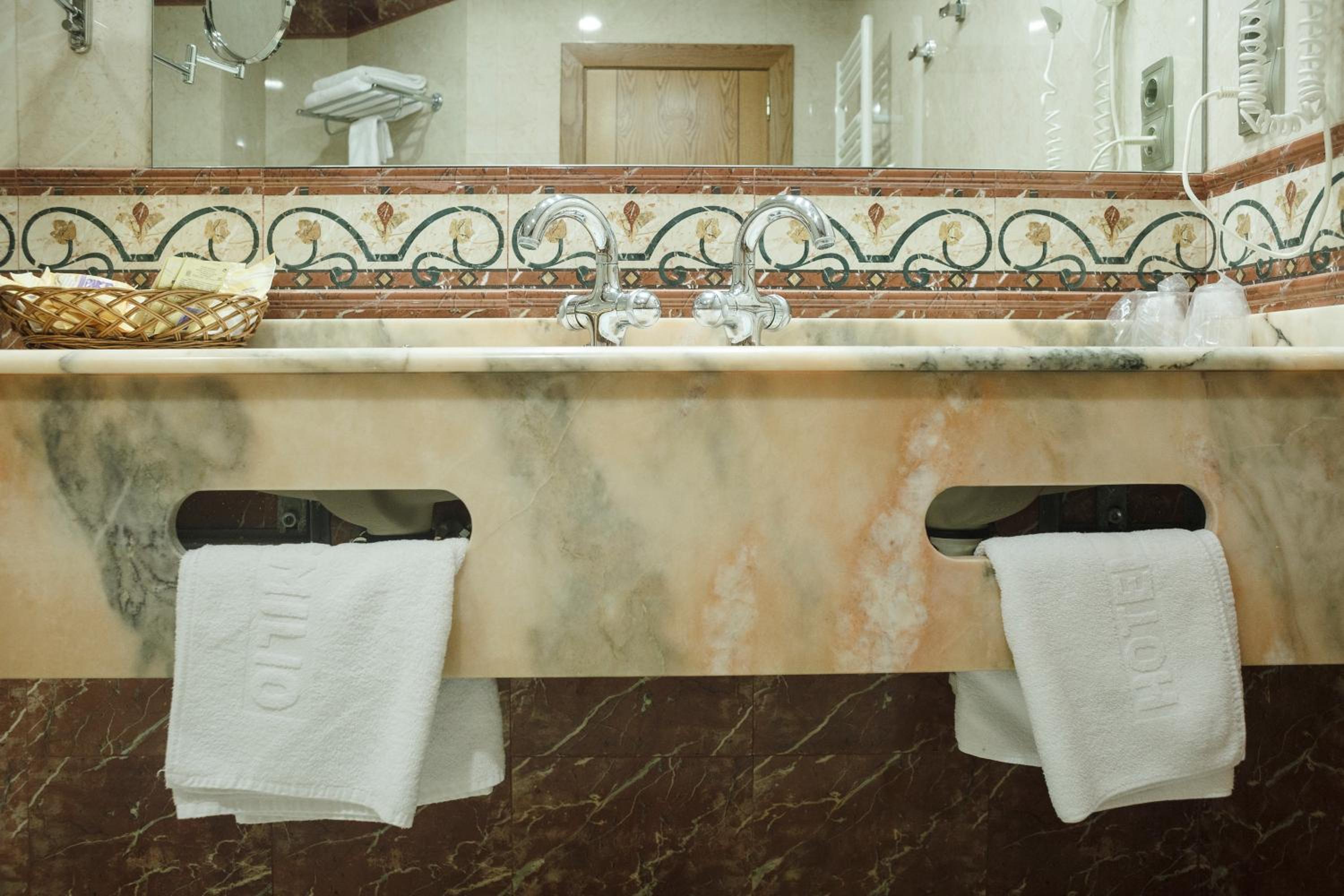 Suite - Photo 5