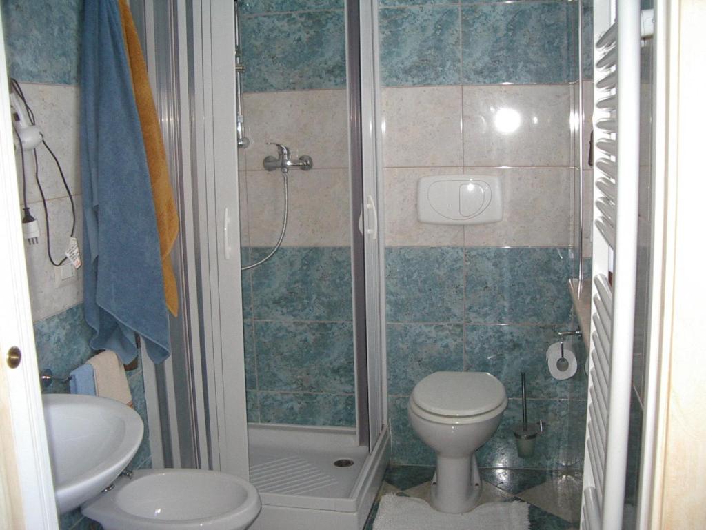 Twin Room with Private Bathroom photo 2