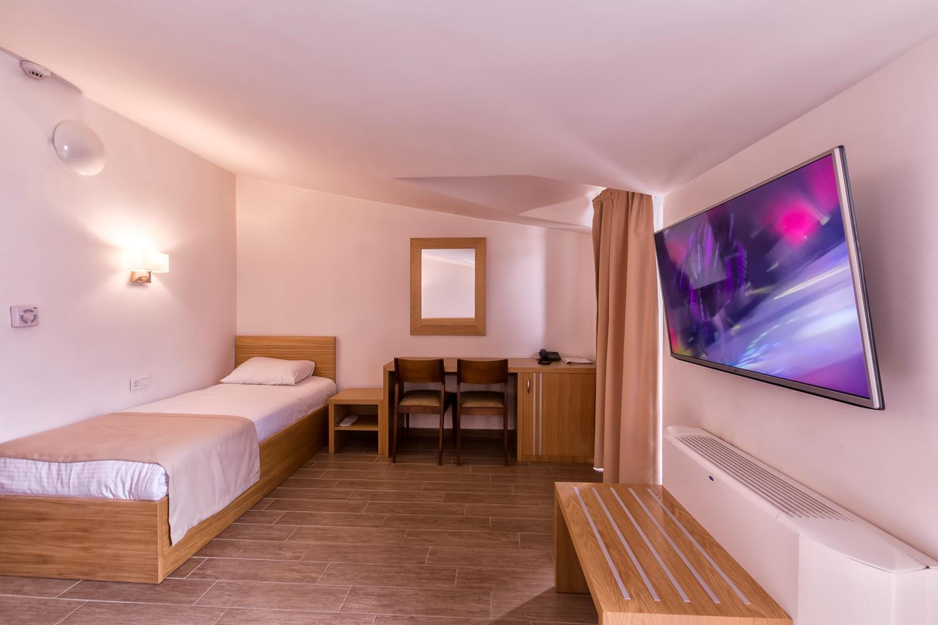 Triple Room with Terrace photo 3