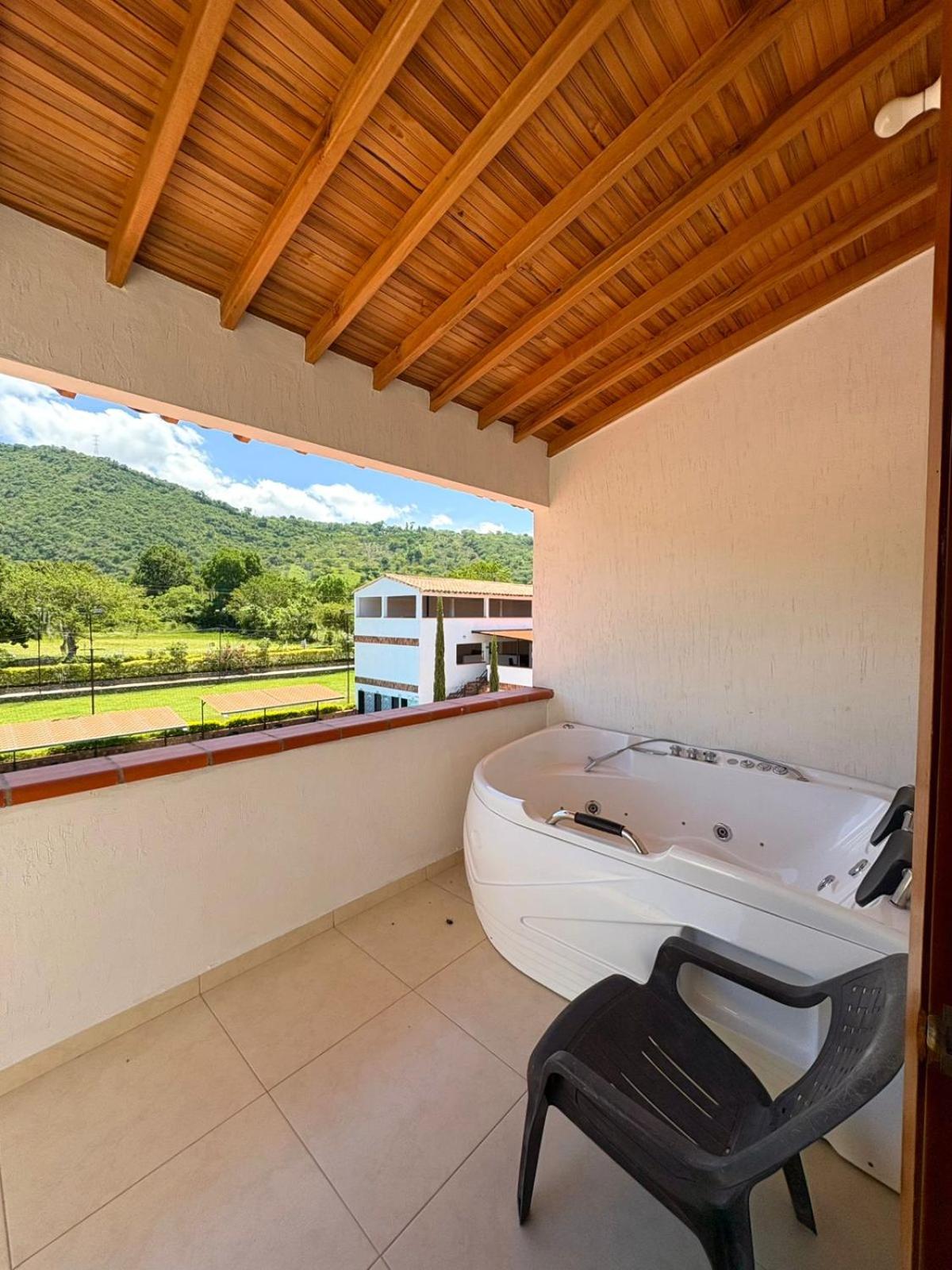 Deluxe Suite with Spa Bath photo 3