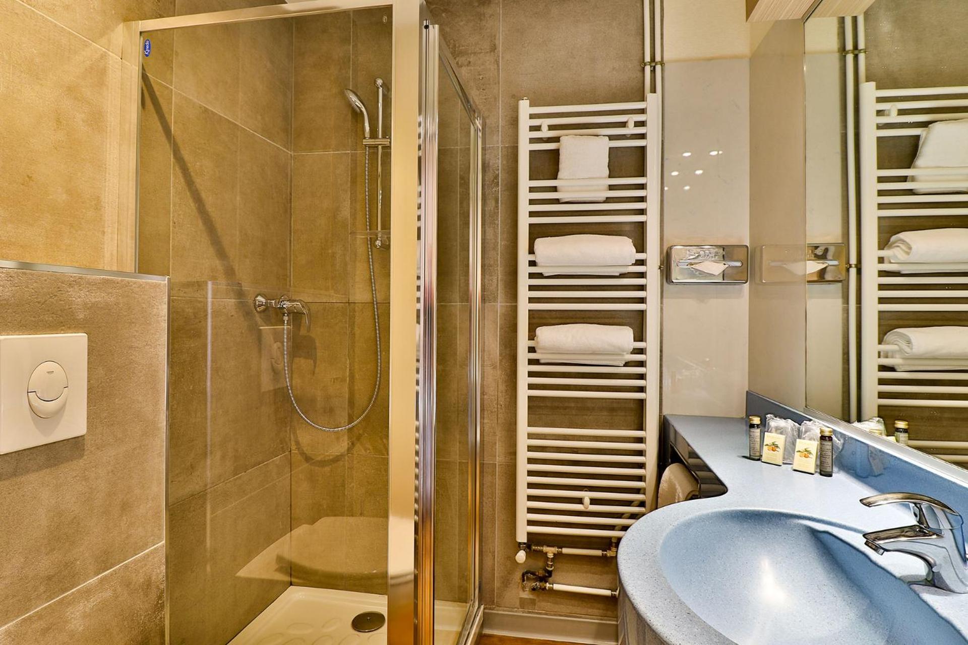 Standard Double or Twin Room - Photo 11