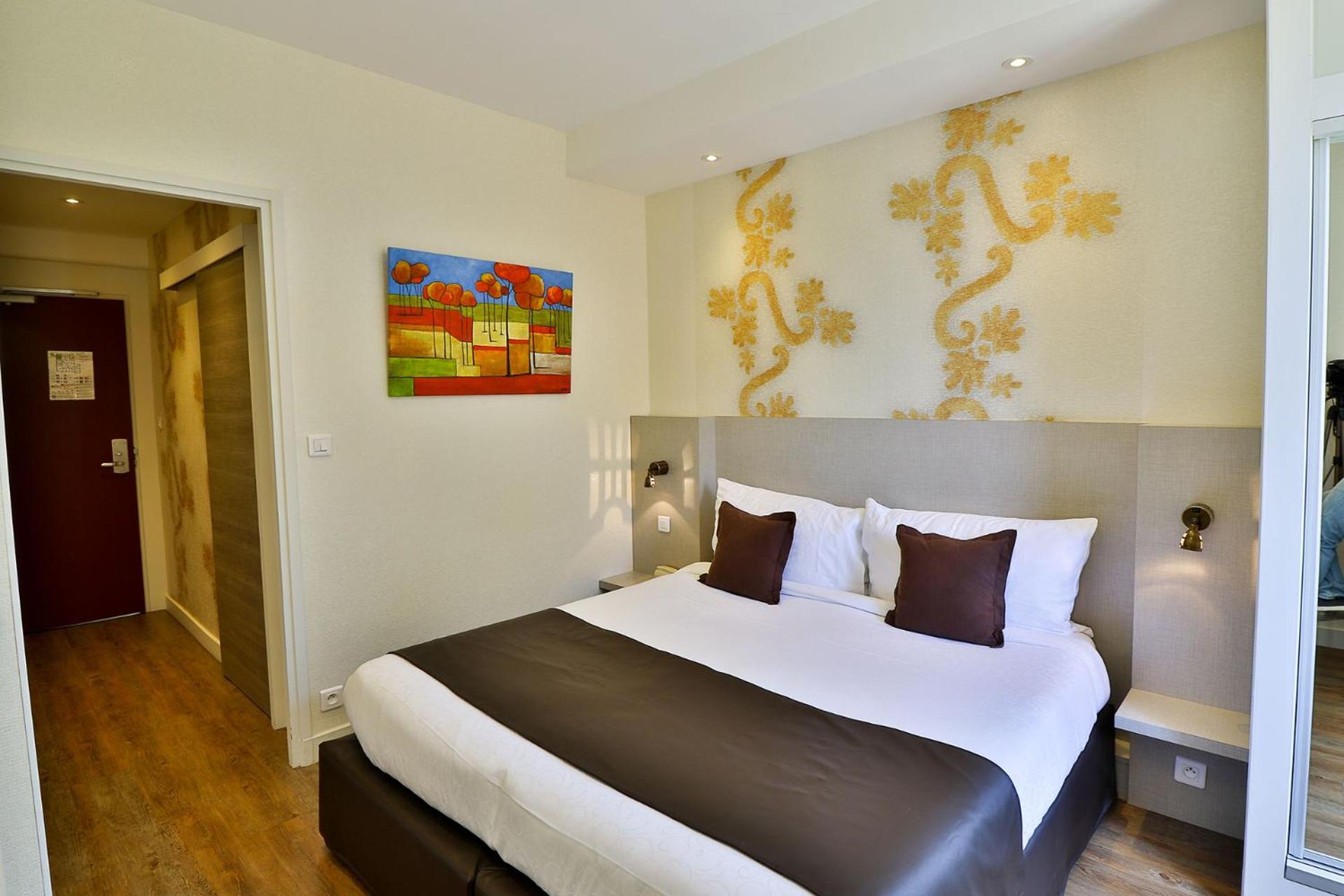 Standard Double or Twin Room - Photo 10