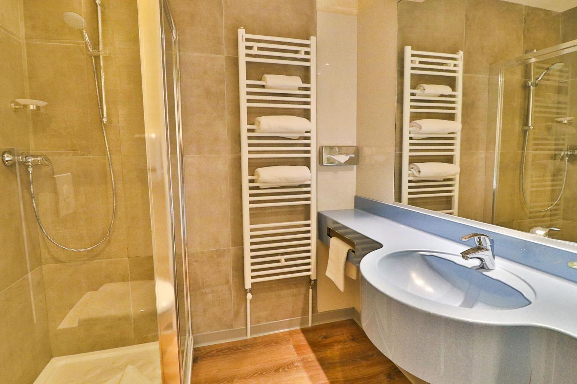 Standard Double or Twin Room - Photo 2