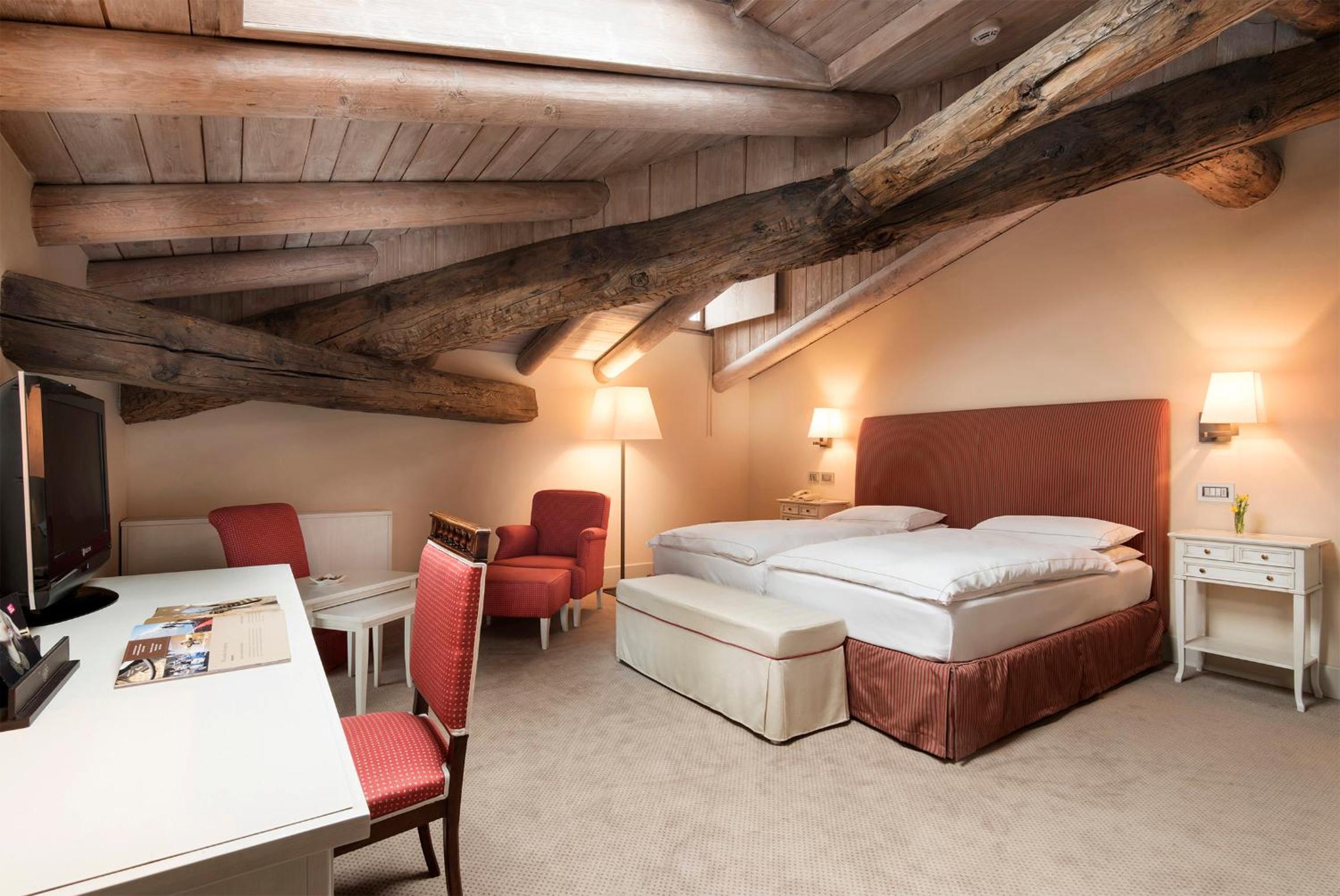 Superior Room with One Queen Bed and One Single Bed - Non-Smoking - Photo 2