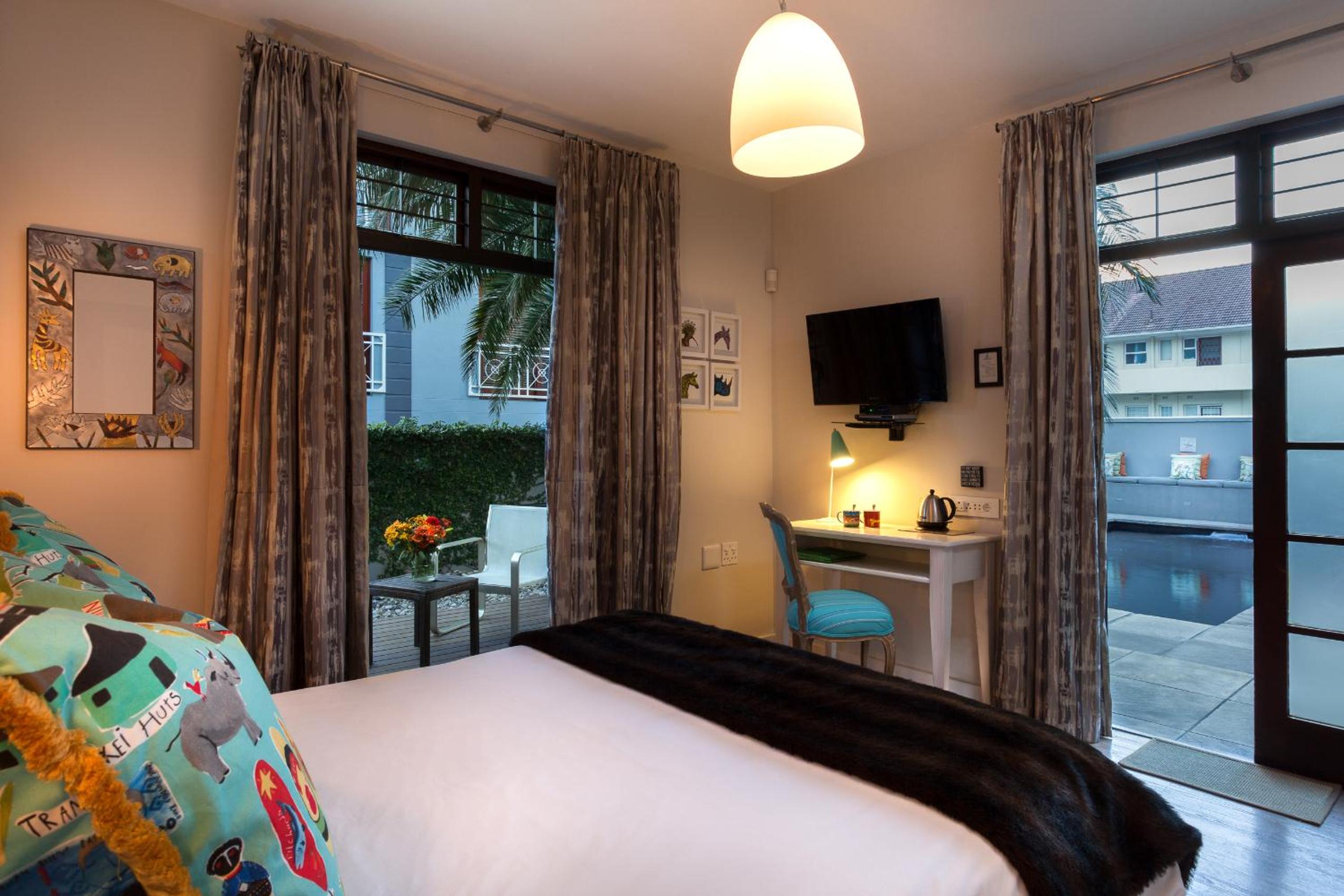 Double Room with Pool View - Photo 8