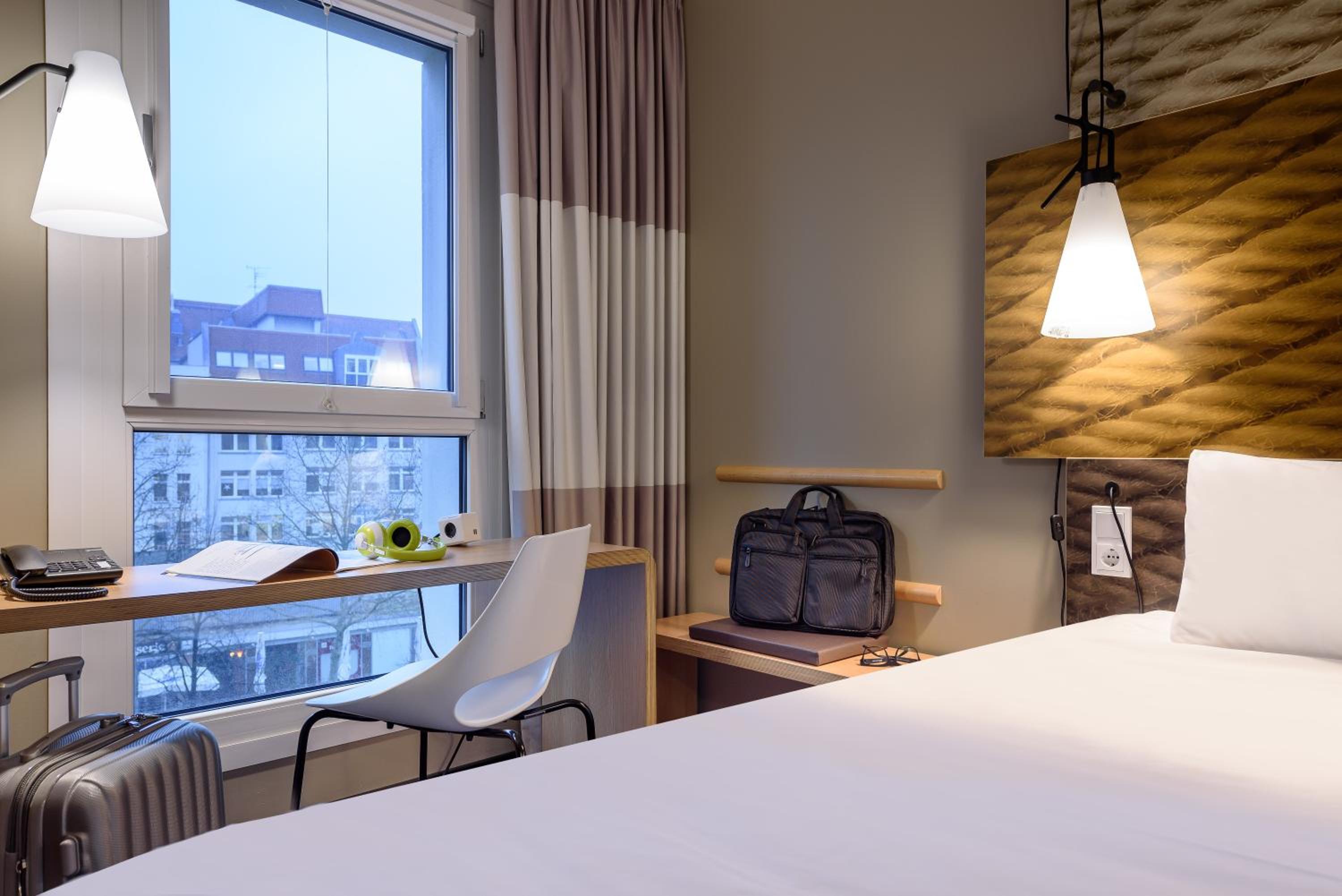 Standard Twin Room thumbnail 5