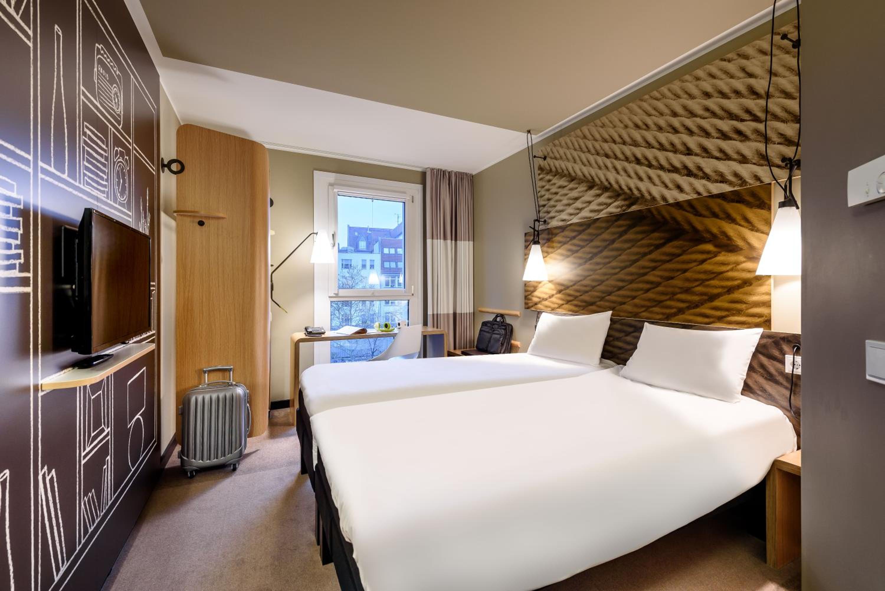 Standard Twin Room thumbnail 6