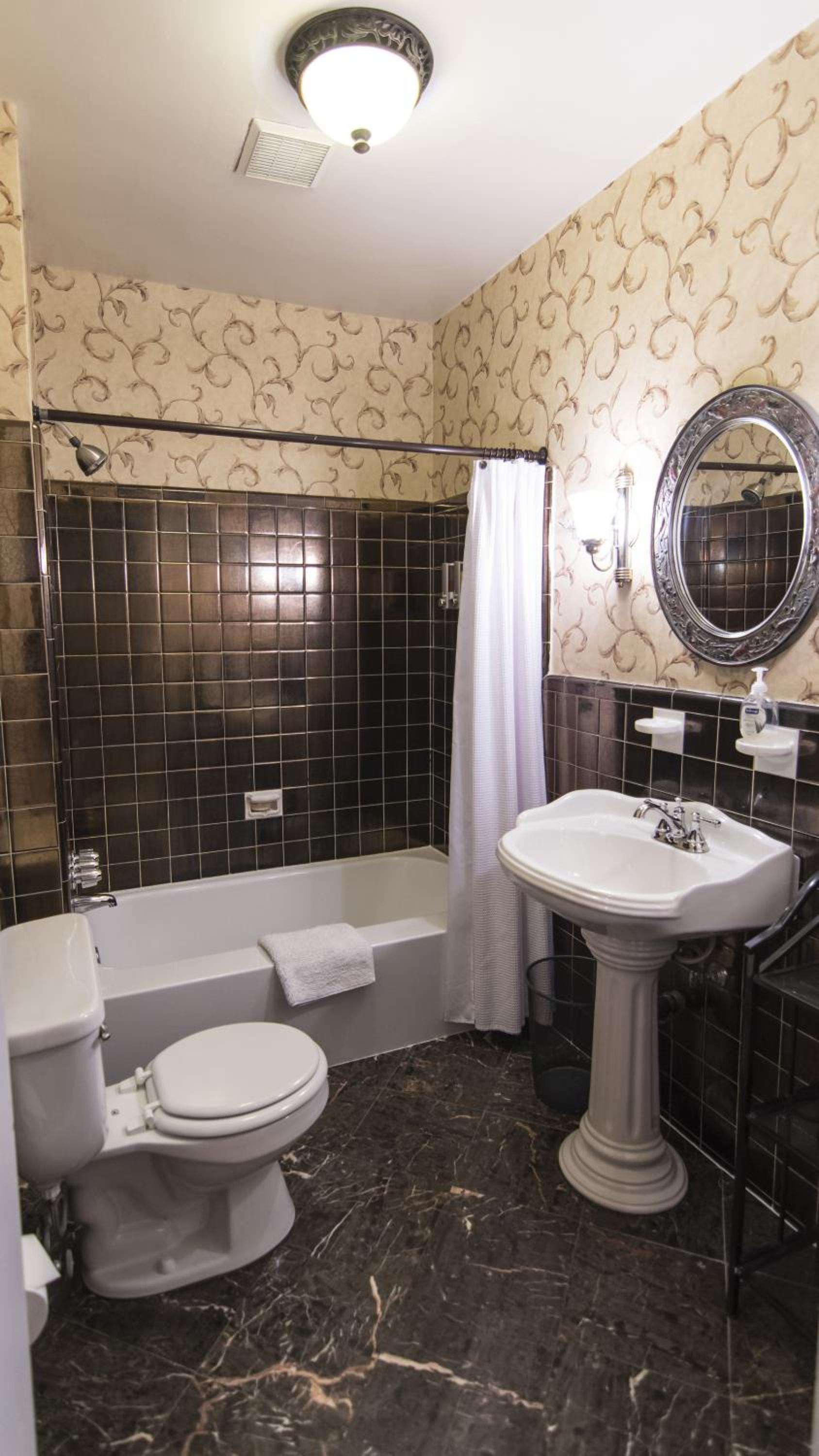 Queen Room with Shared Bathroom #2 thumbnail 5