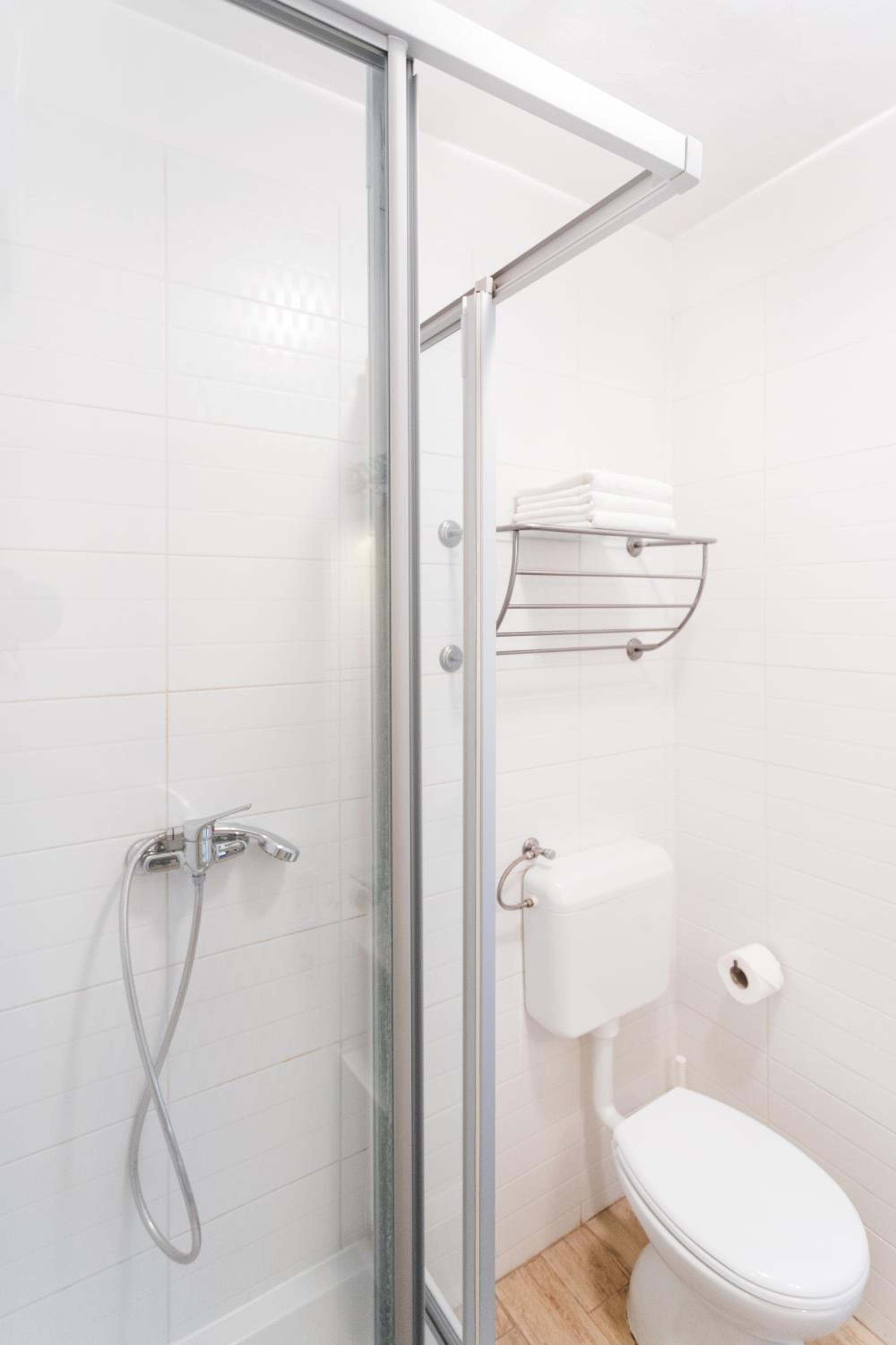 Studio Apartment - Photo 2