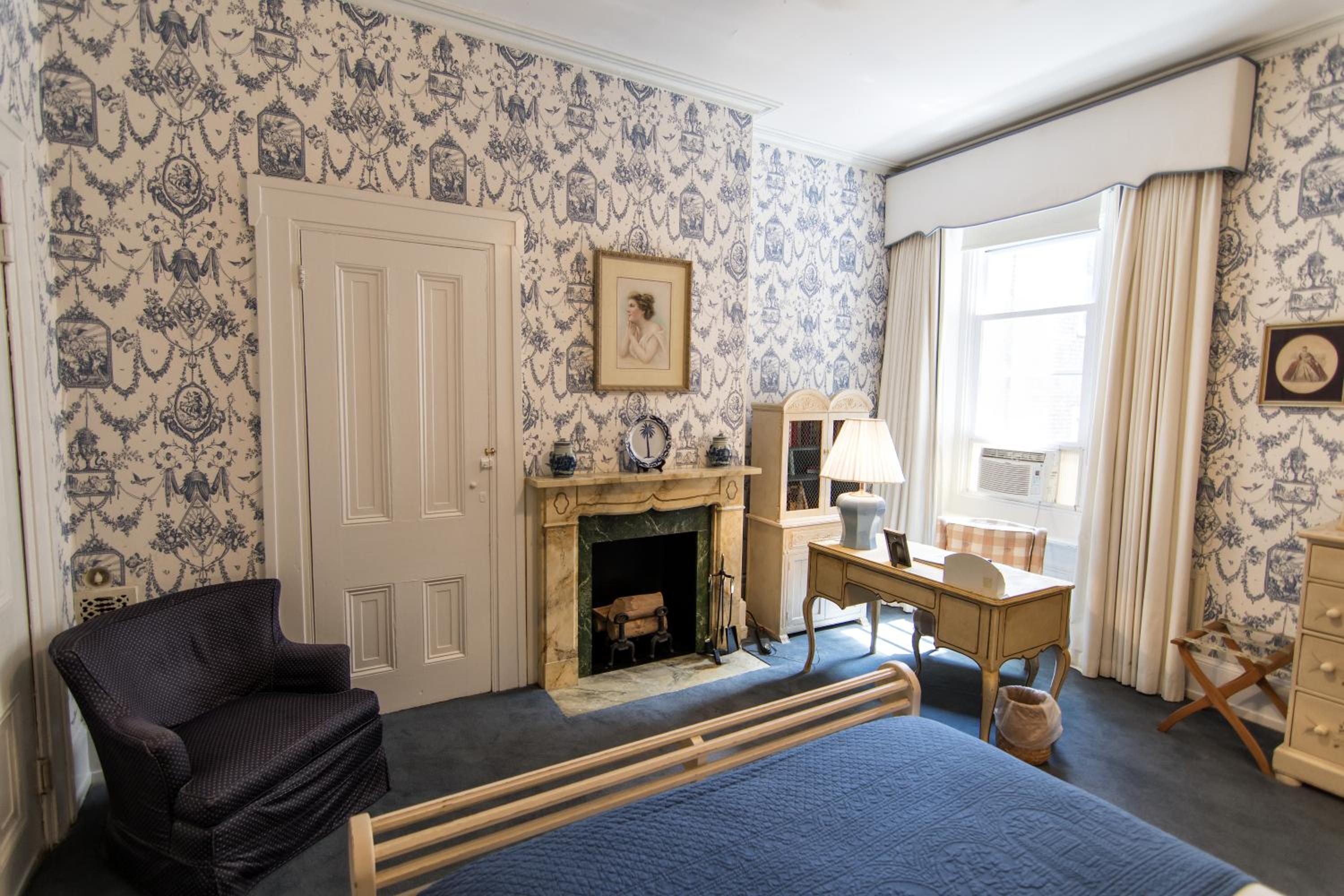Queen Room with Shared Bathroom #1 thumbnail 5
