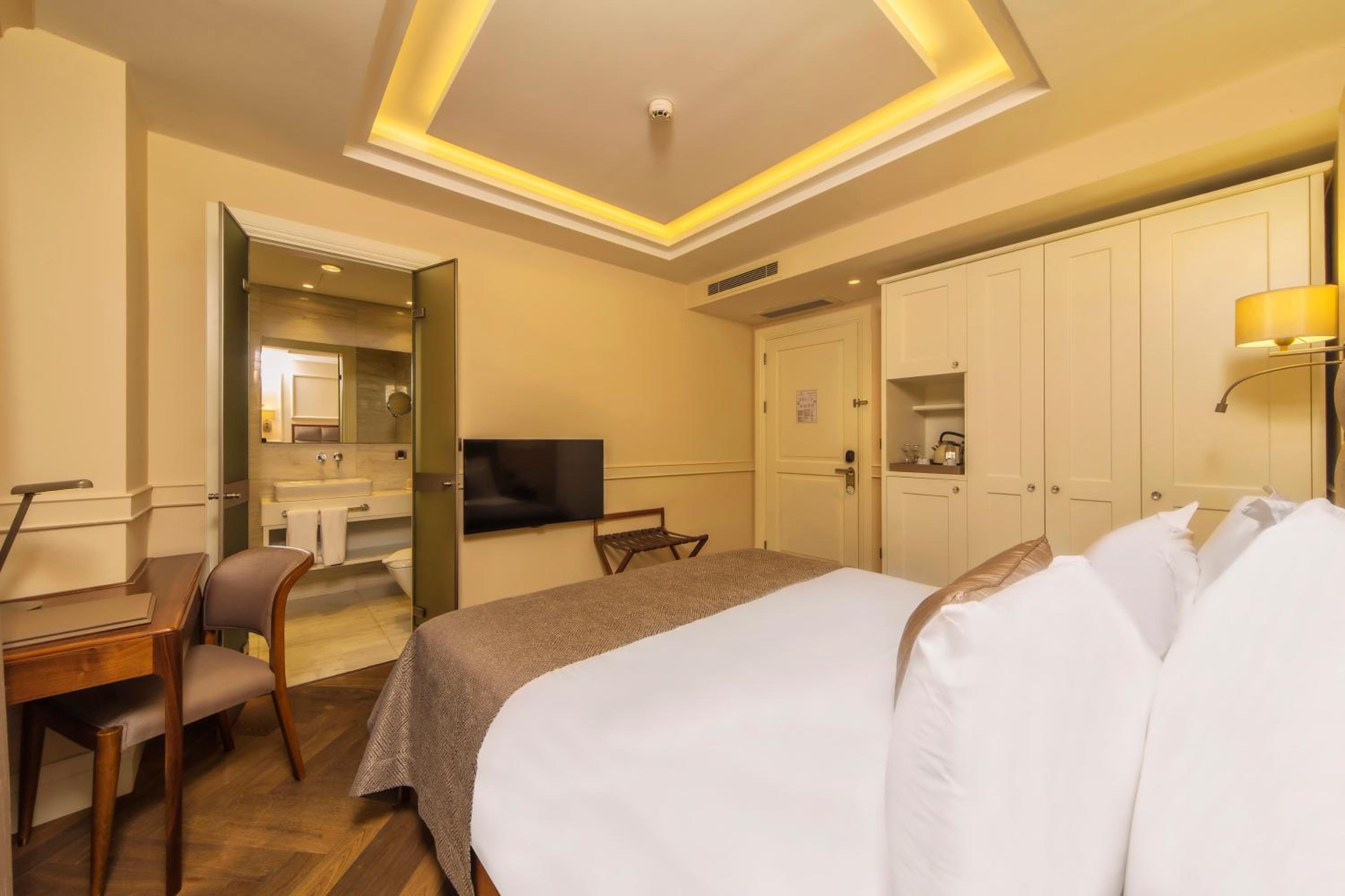 Standard Double or Twin Room photo 1