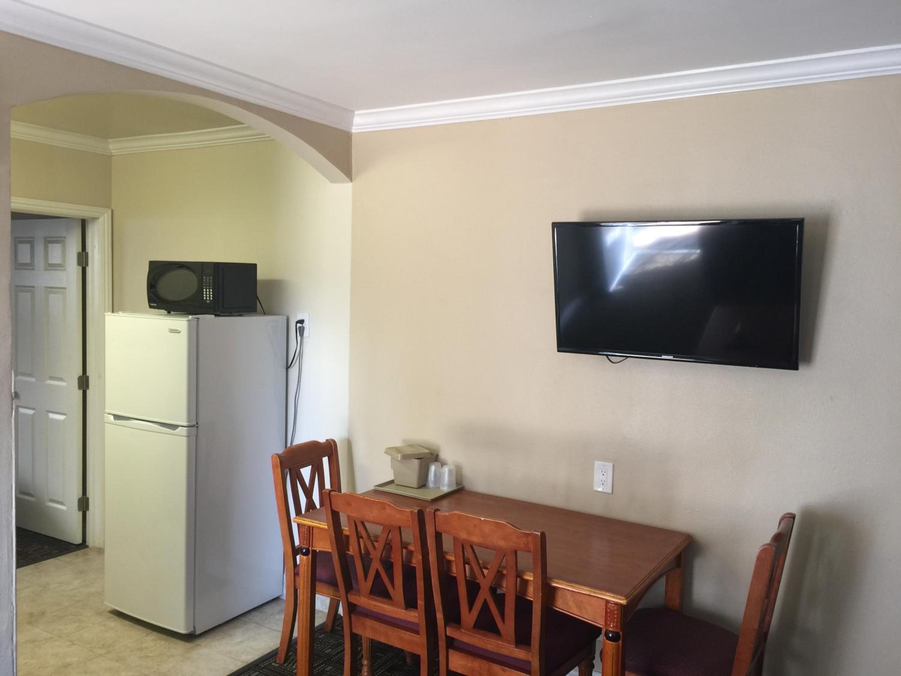 Deluxe Family Suite - Photo 7