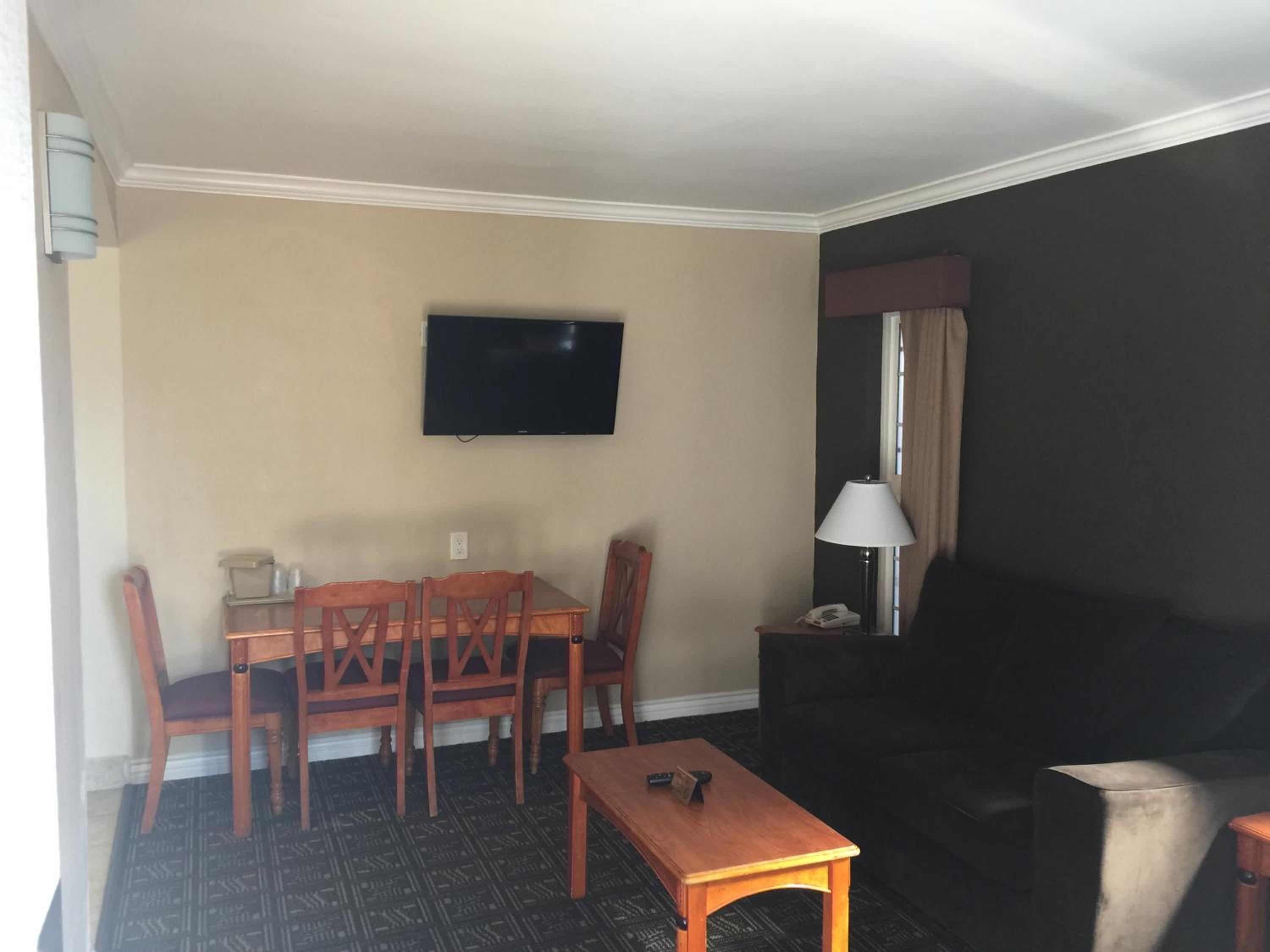Deluxe Family Suite - Photo 5