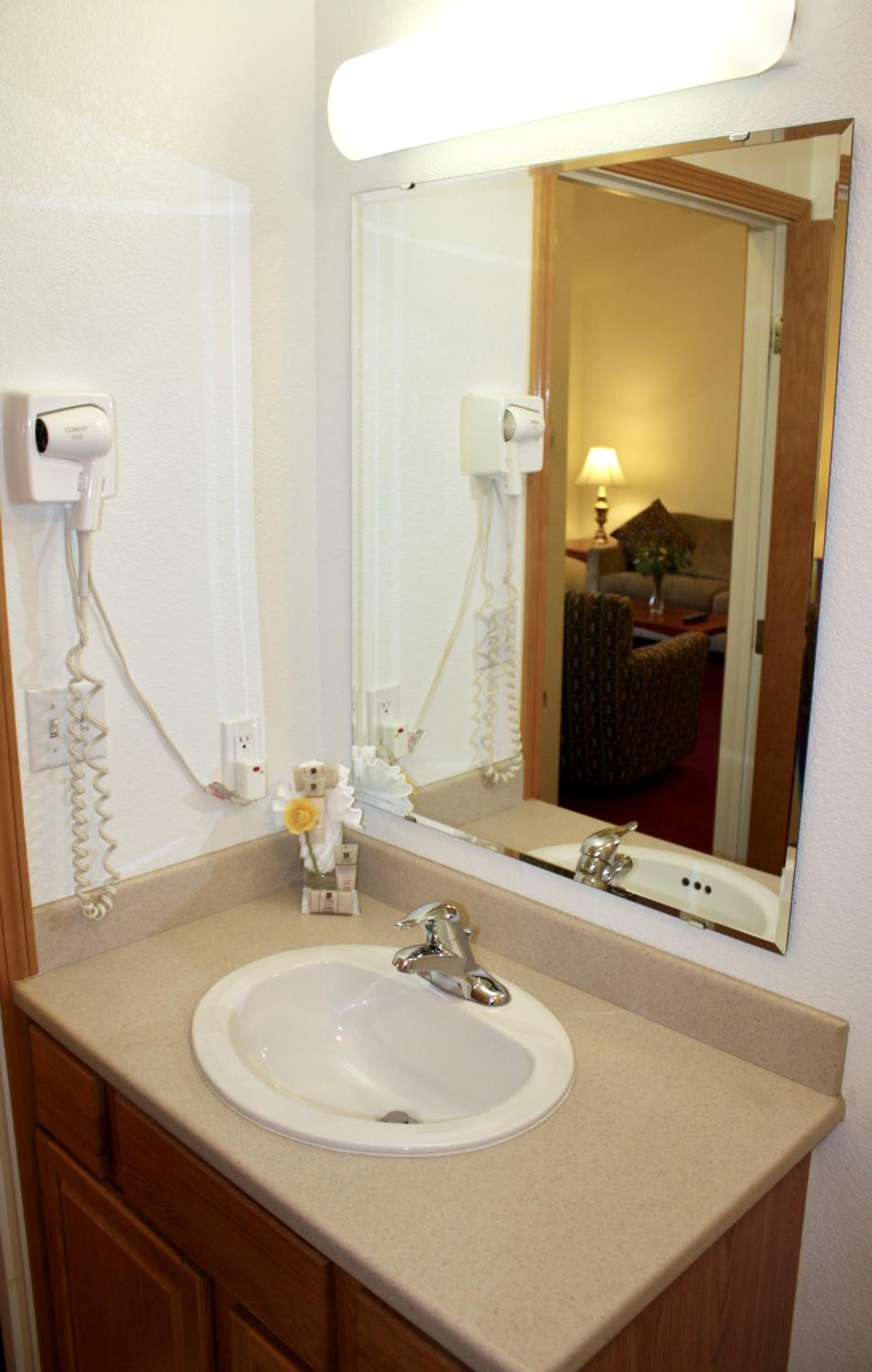 One-Bedroom Queen Suite with Two Queen Beds photo 2