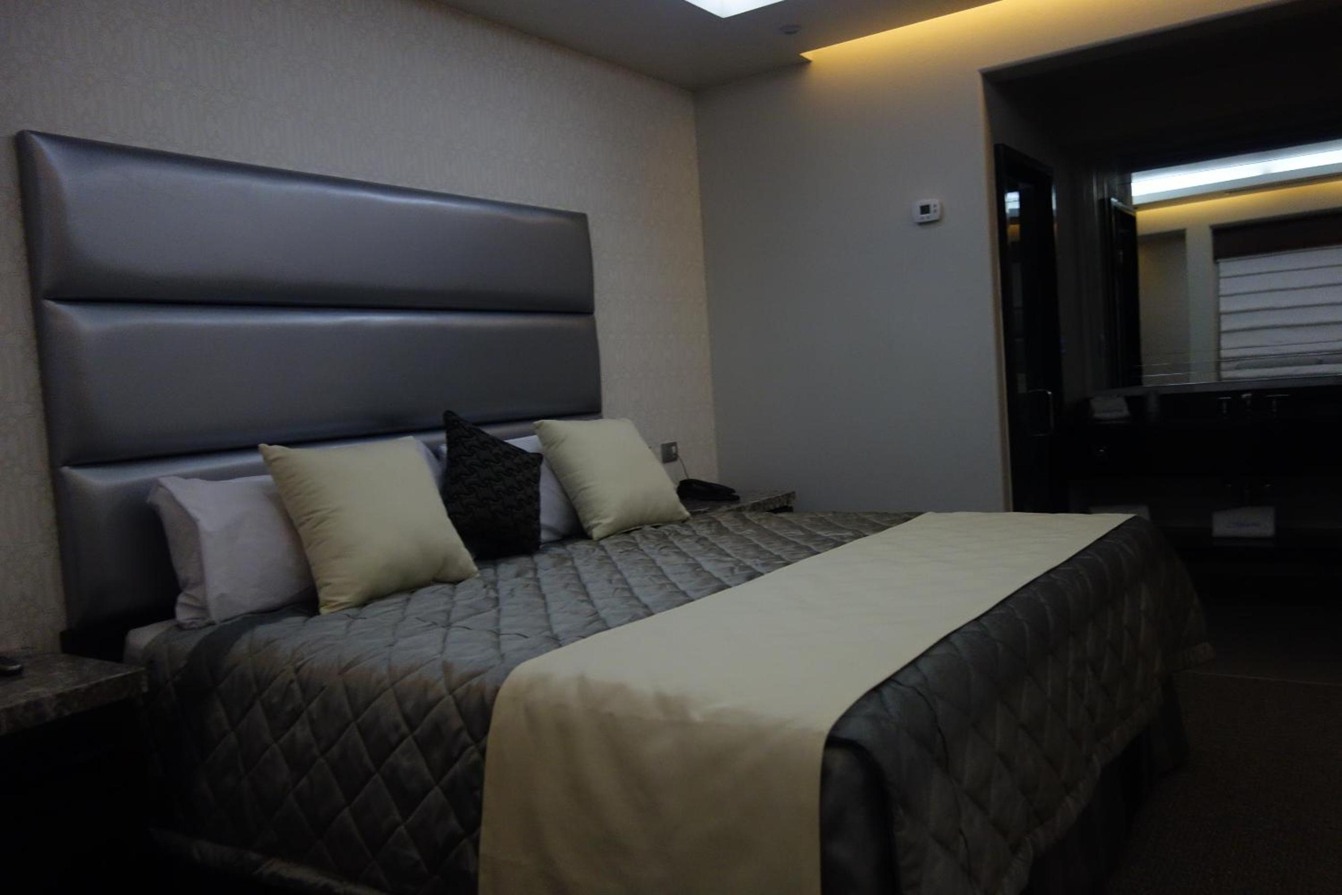 Queen Suite with Spa Bath