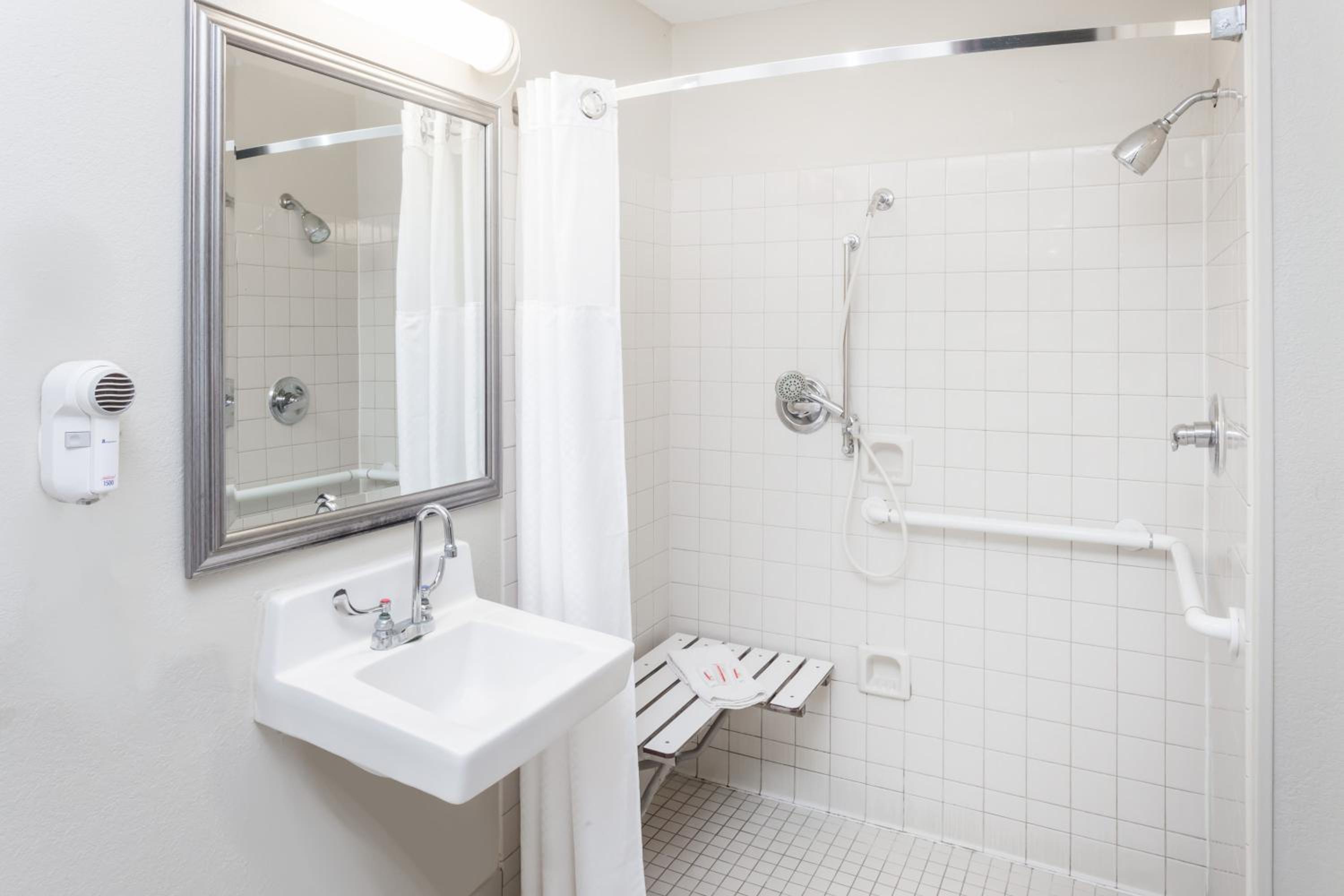 King Room with Roll-In Shower - Disability Access - Photo 2