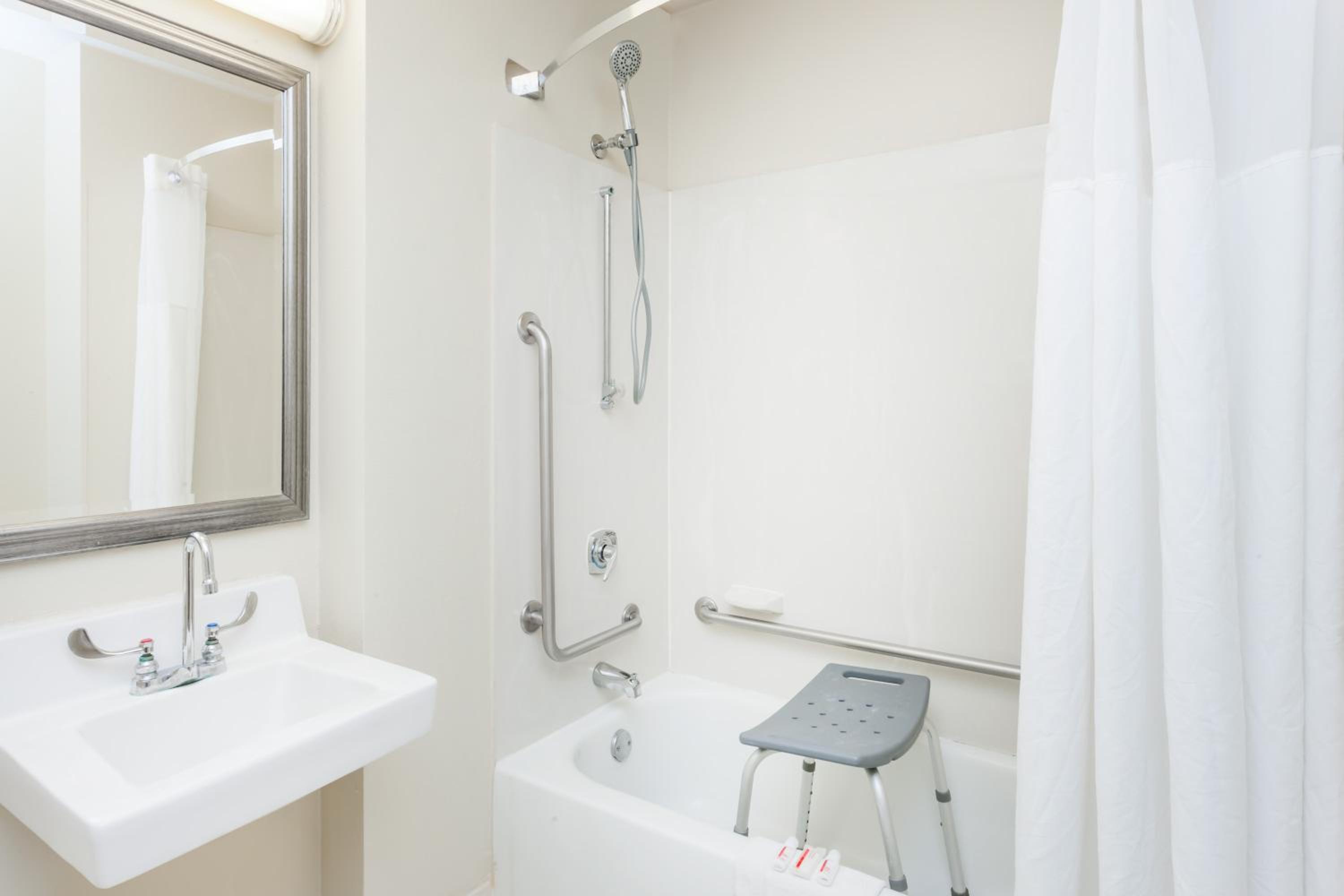 King Room with Roll-In Shower - Disability Access - Photo 3