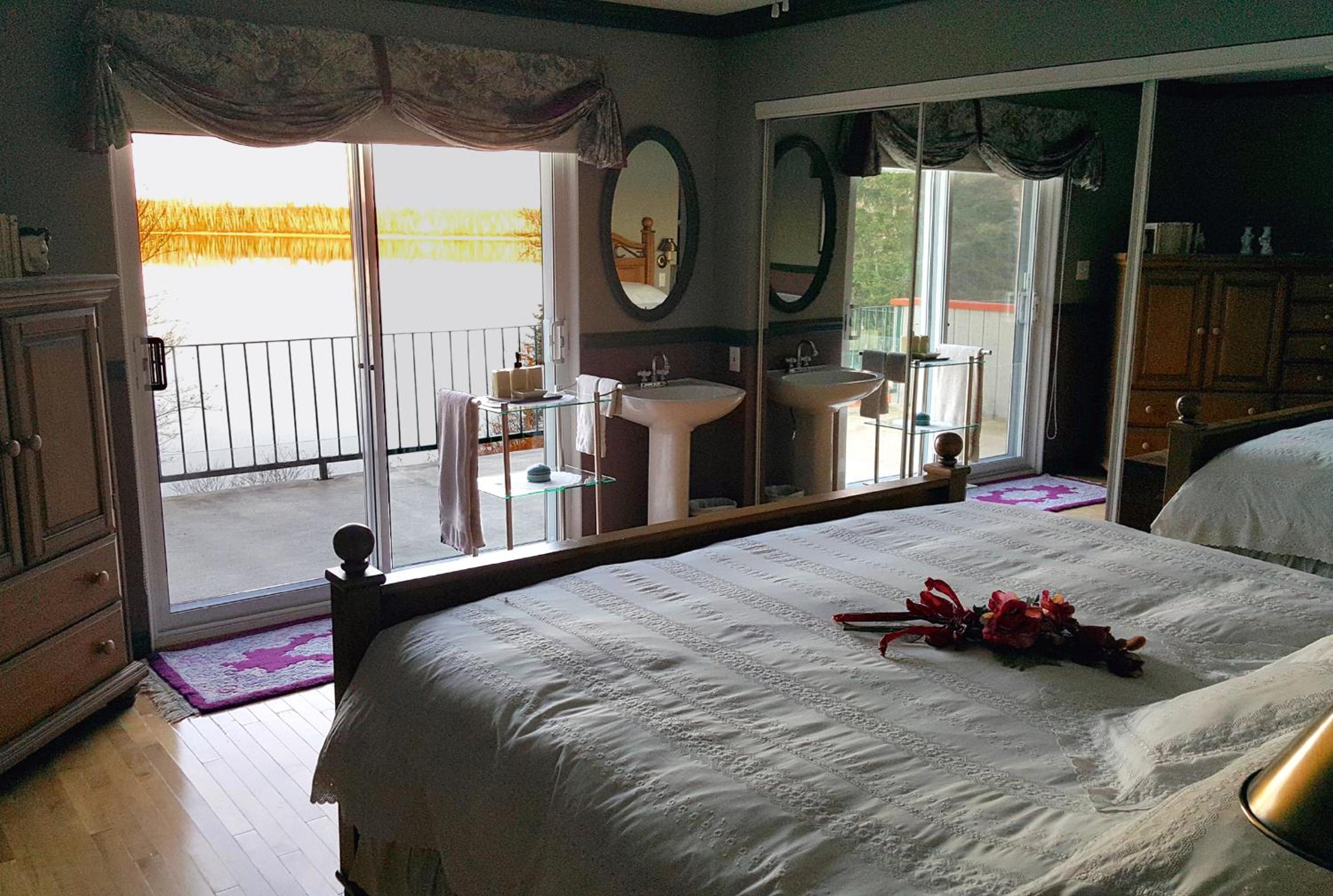 King Room with Lake View photo 2