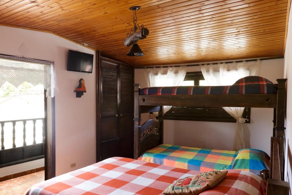 Quadruple Room with Private Bathroom photo 1