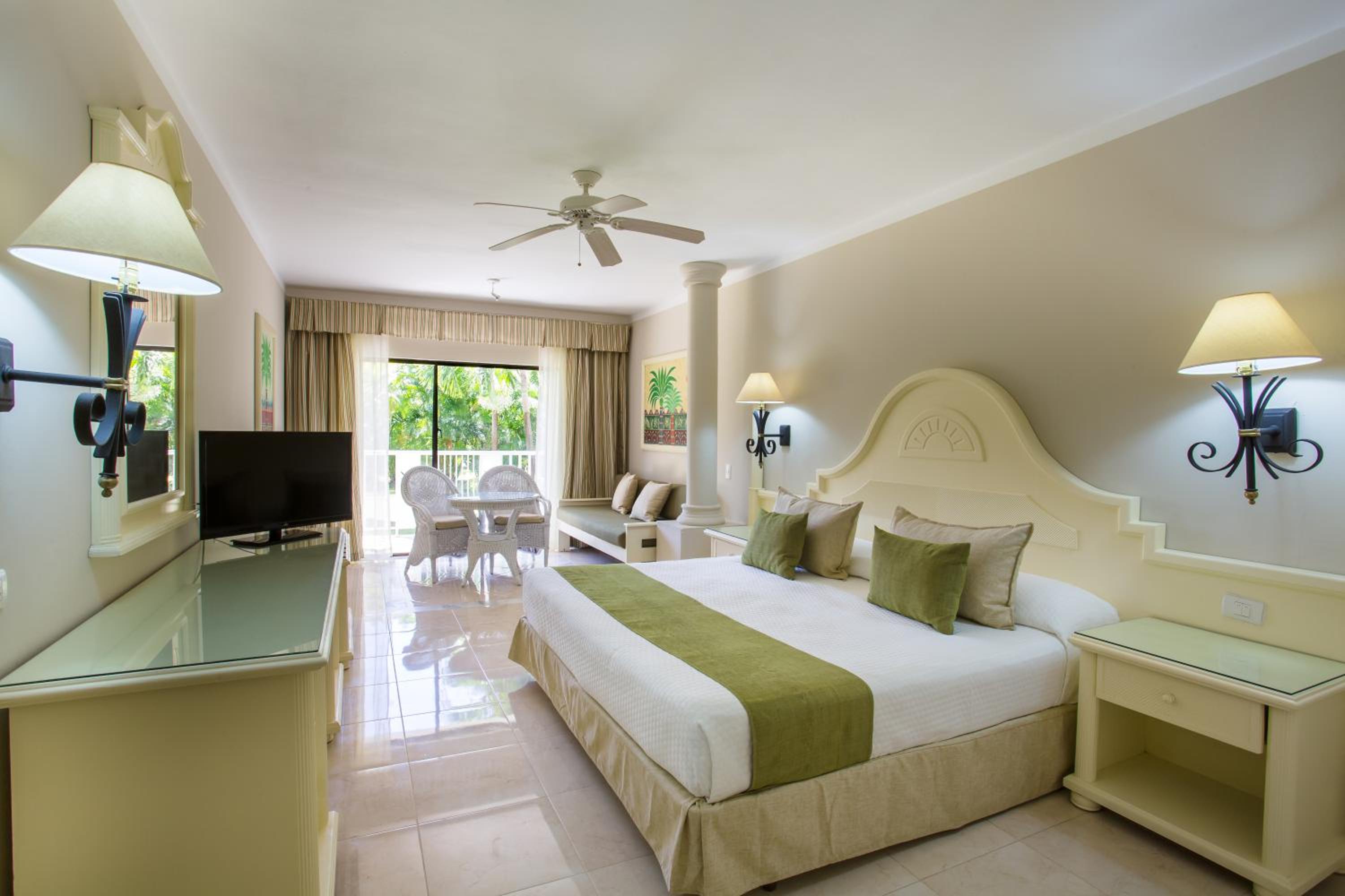 Junior Suite Superior (3 Adults + 1 Child) - Photo 1