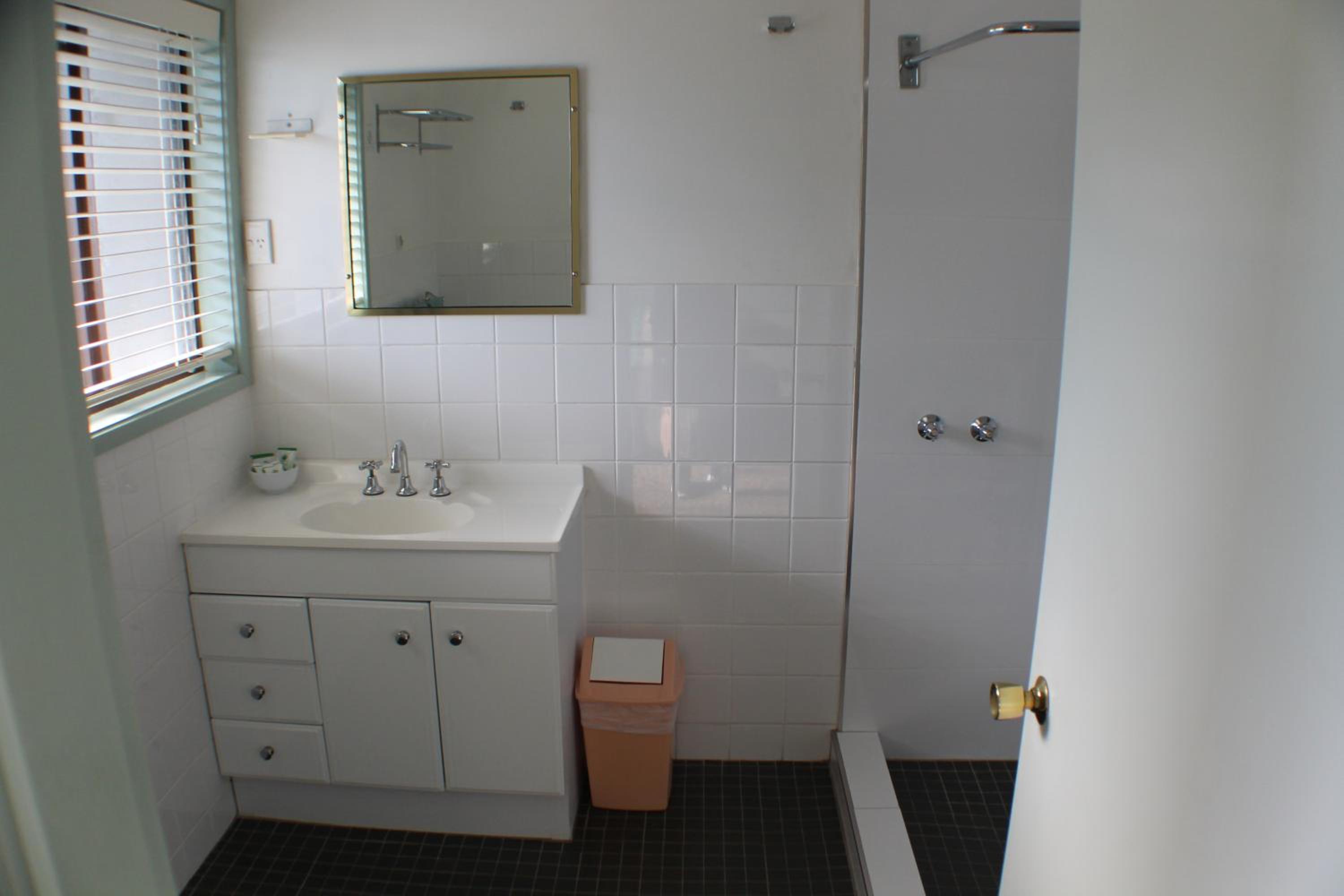 Queen/Twin Share Room photo 3