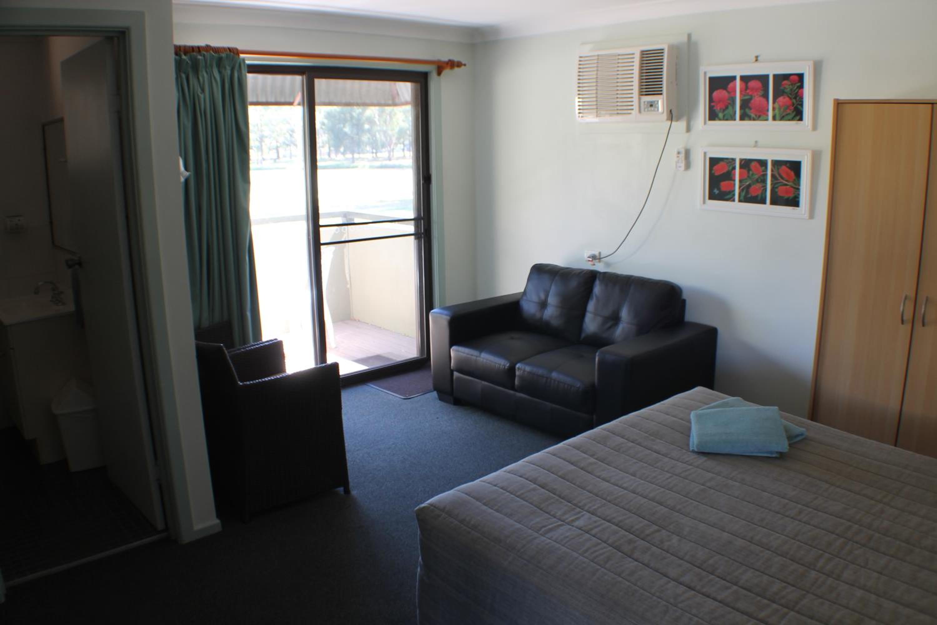 Queen Room with Lake View photo 3