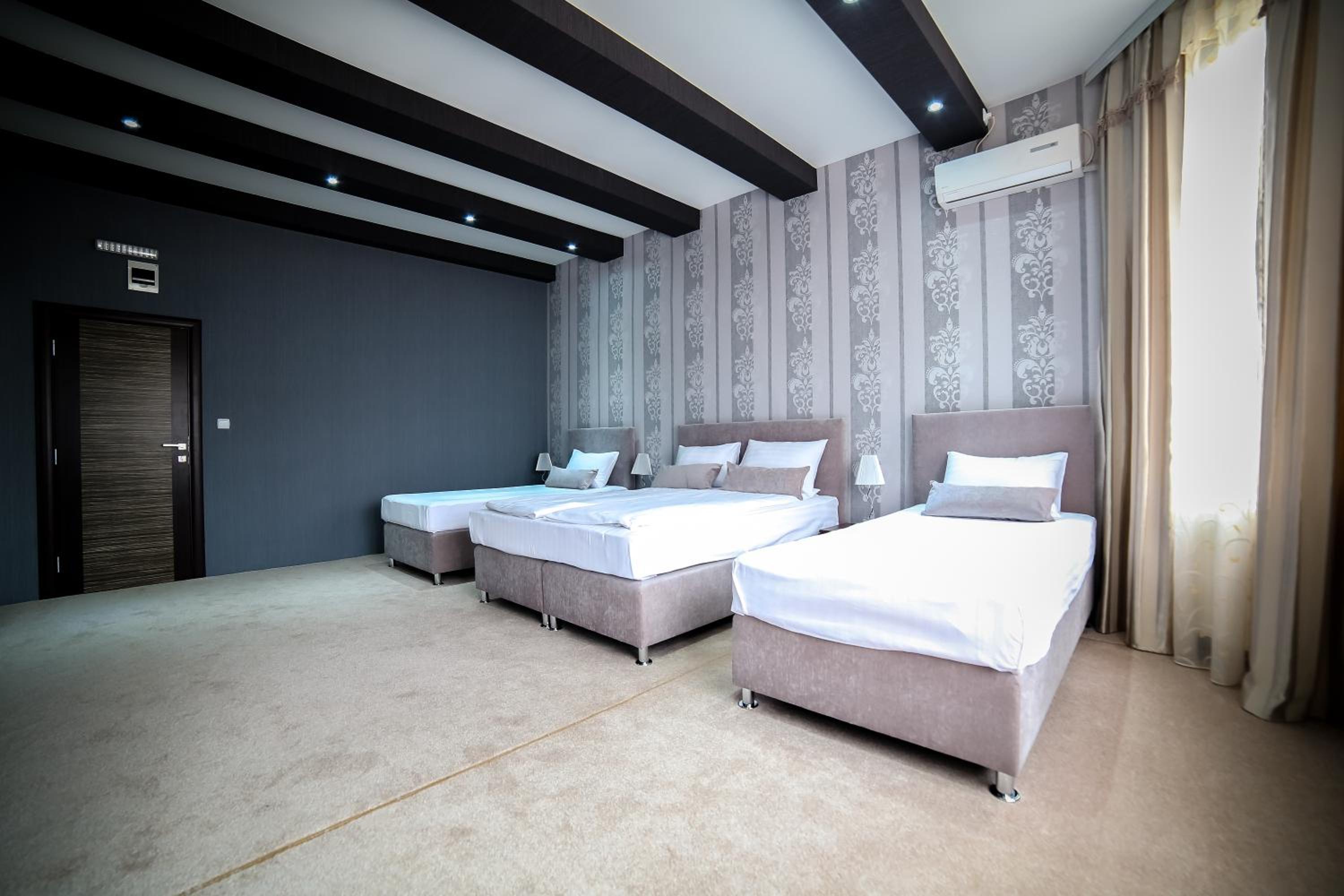 Deluxe Family Room photo 3