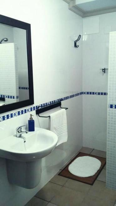 Twin Room - Photo 2