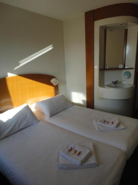 Twin Room - Photo 5