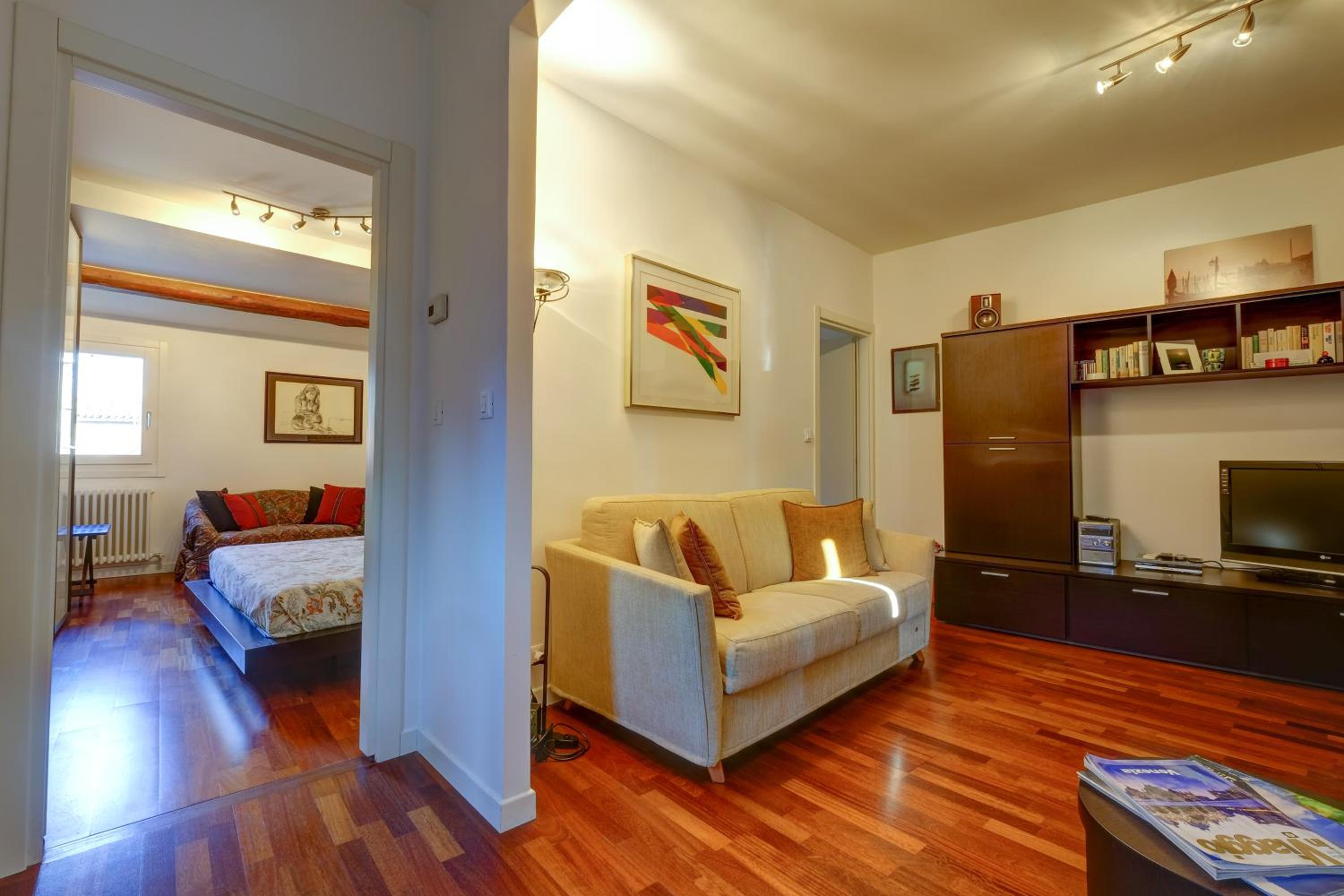 One-Bedroom Apartment photo 1