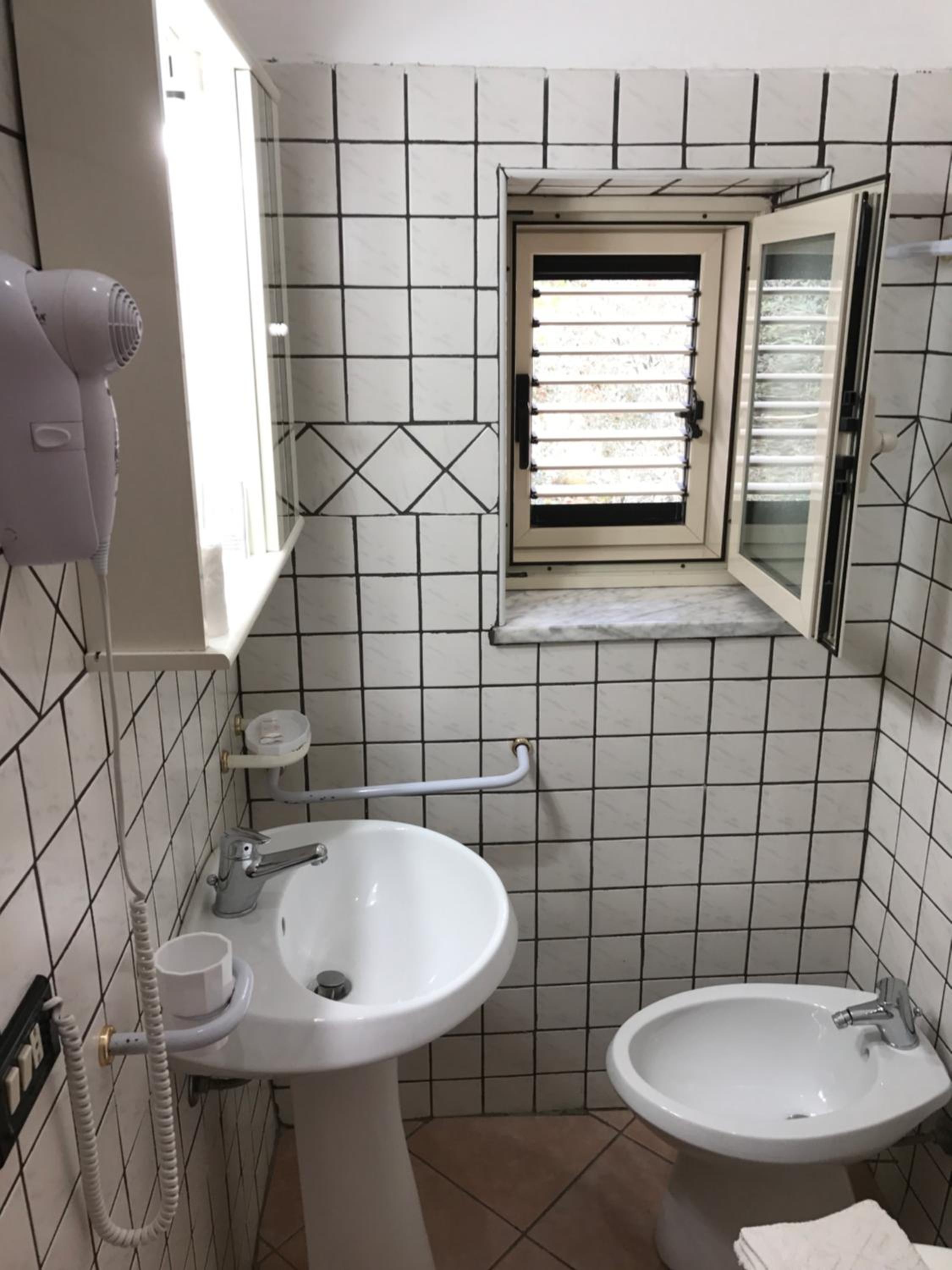 Double Room - Photo 11