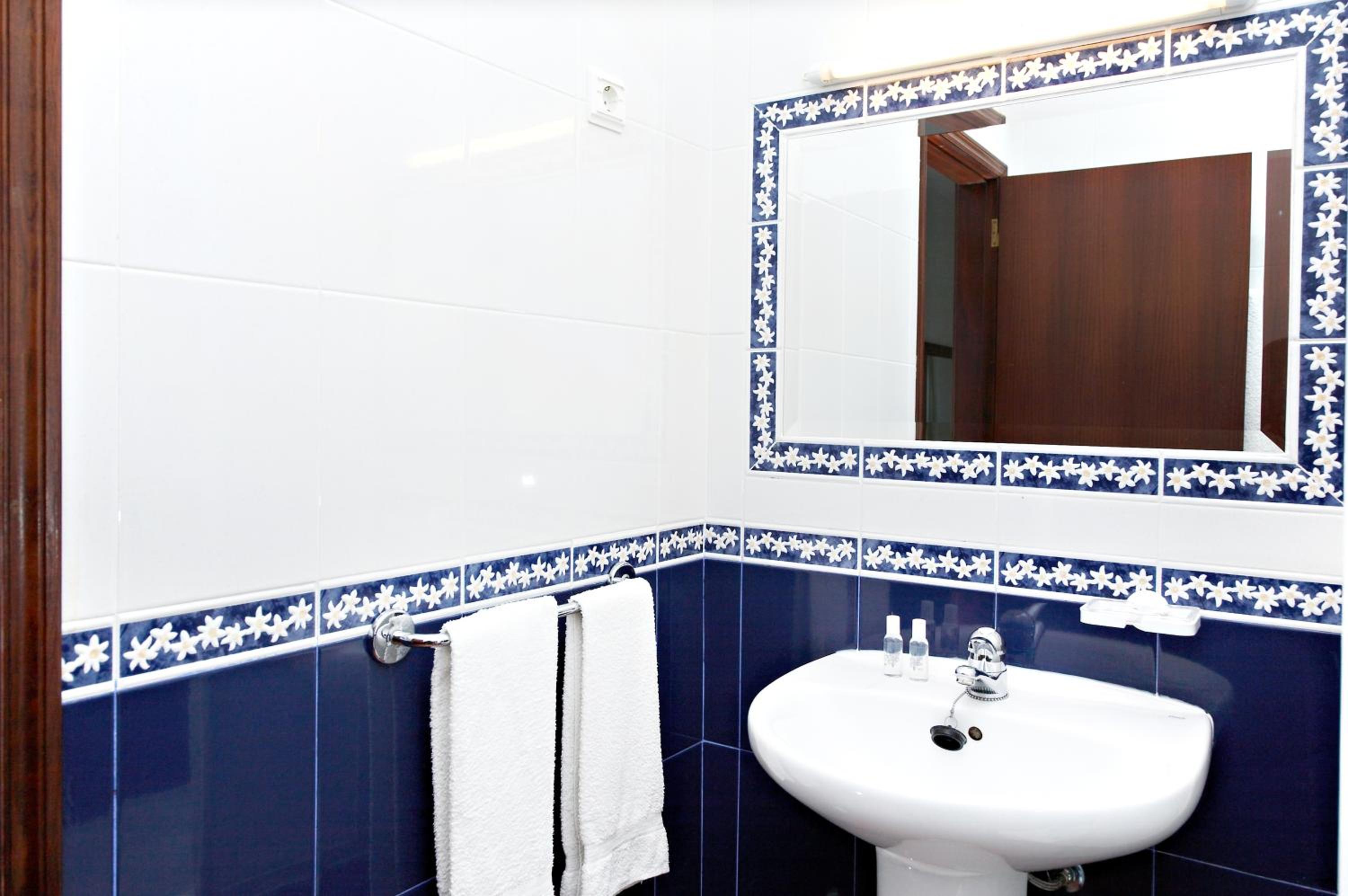 Twin Room with Balcony - Photo 7