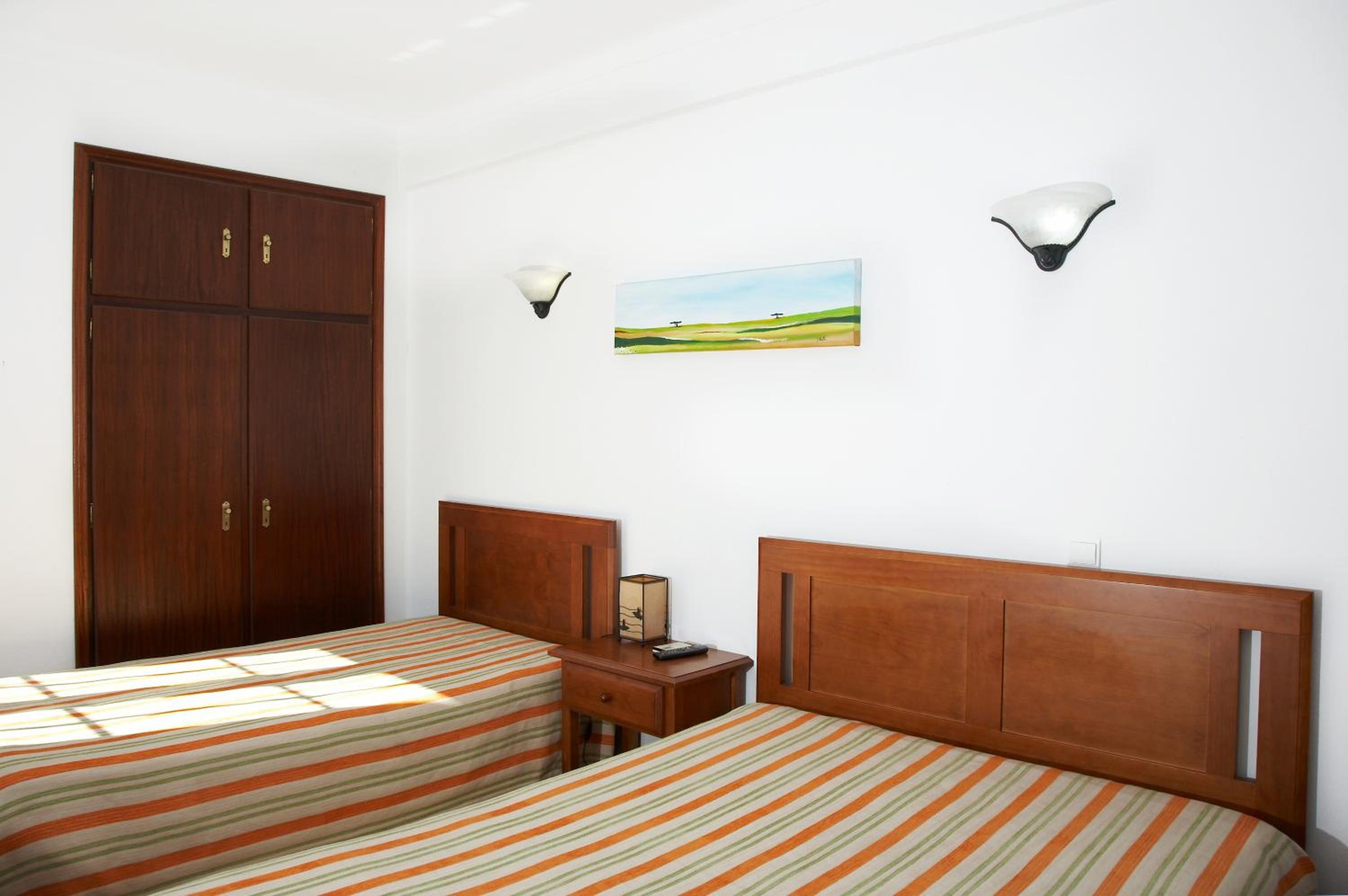Family Room (3 Adults) - Photo 1