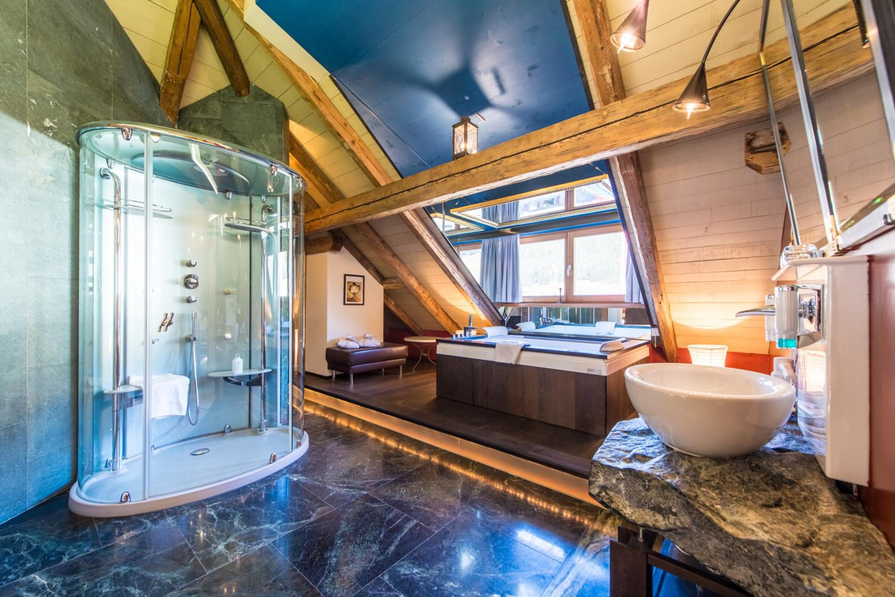 Suite - Attic - Photo 5