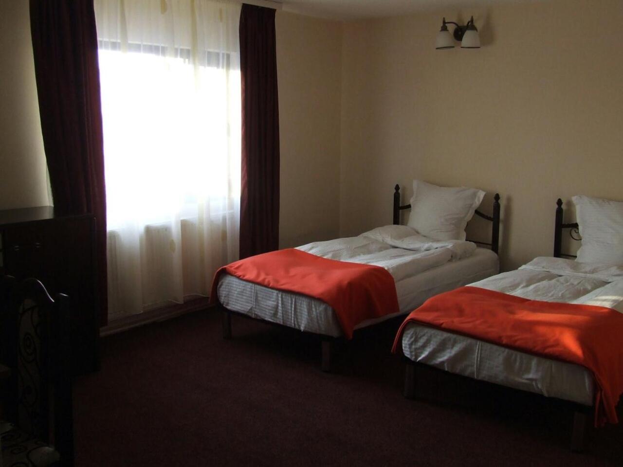Economy Twin Room photo 1