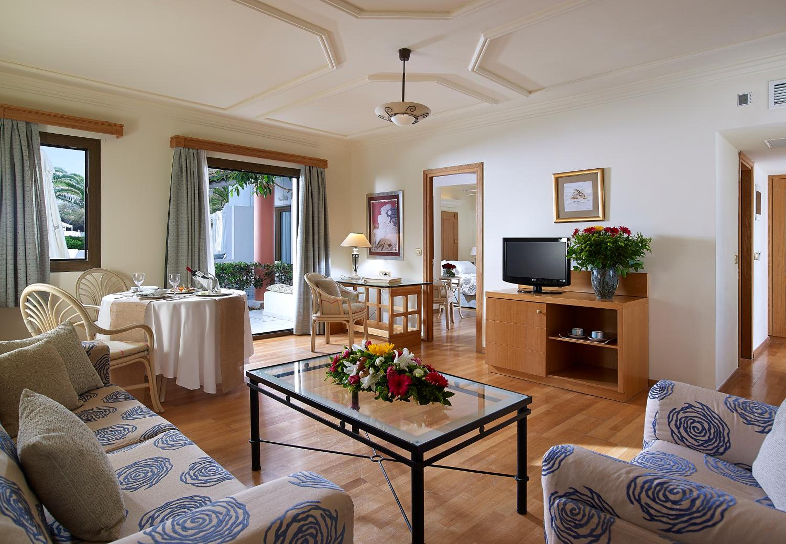 Knossos Suite With Shared Pool