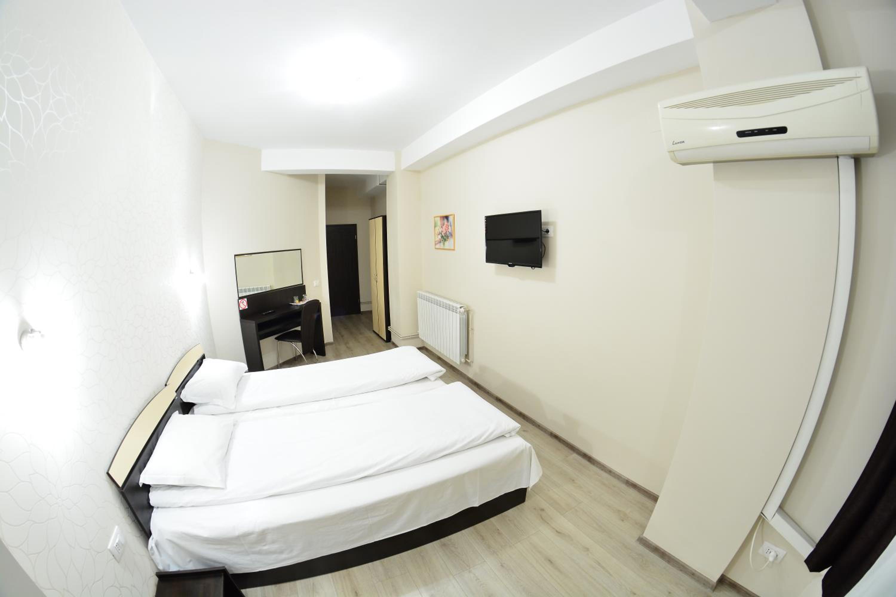 Double Or Twin Room With Private Bathroom photo 2
